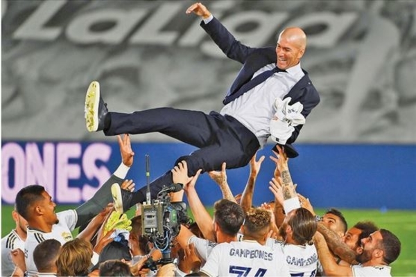 Para pemain Real Madrid melemparkan pelatih Real Madrid, Zinedine Zidane, saat mereka merengkuh juara La Liga di Stadion Alfredo Di Stefano