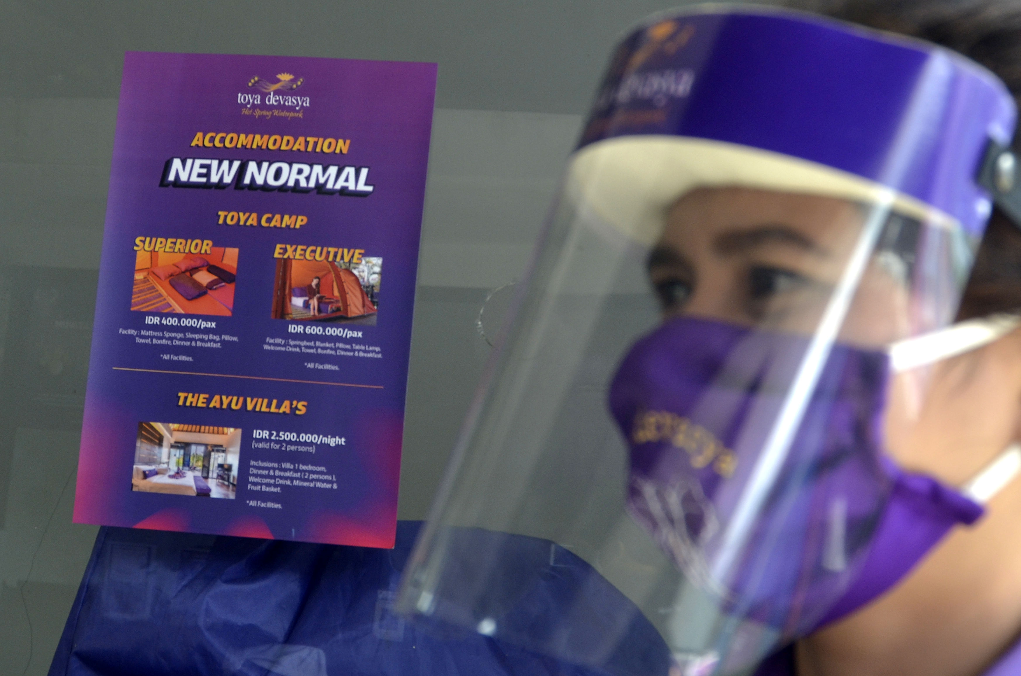 Pekerja menggunakan alat pelindung diri di Toya Devasya di kawasan Danau Batur, Kintamani, Bangli, Bali, Minggu (21/6/2020). 