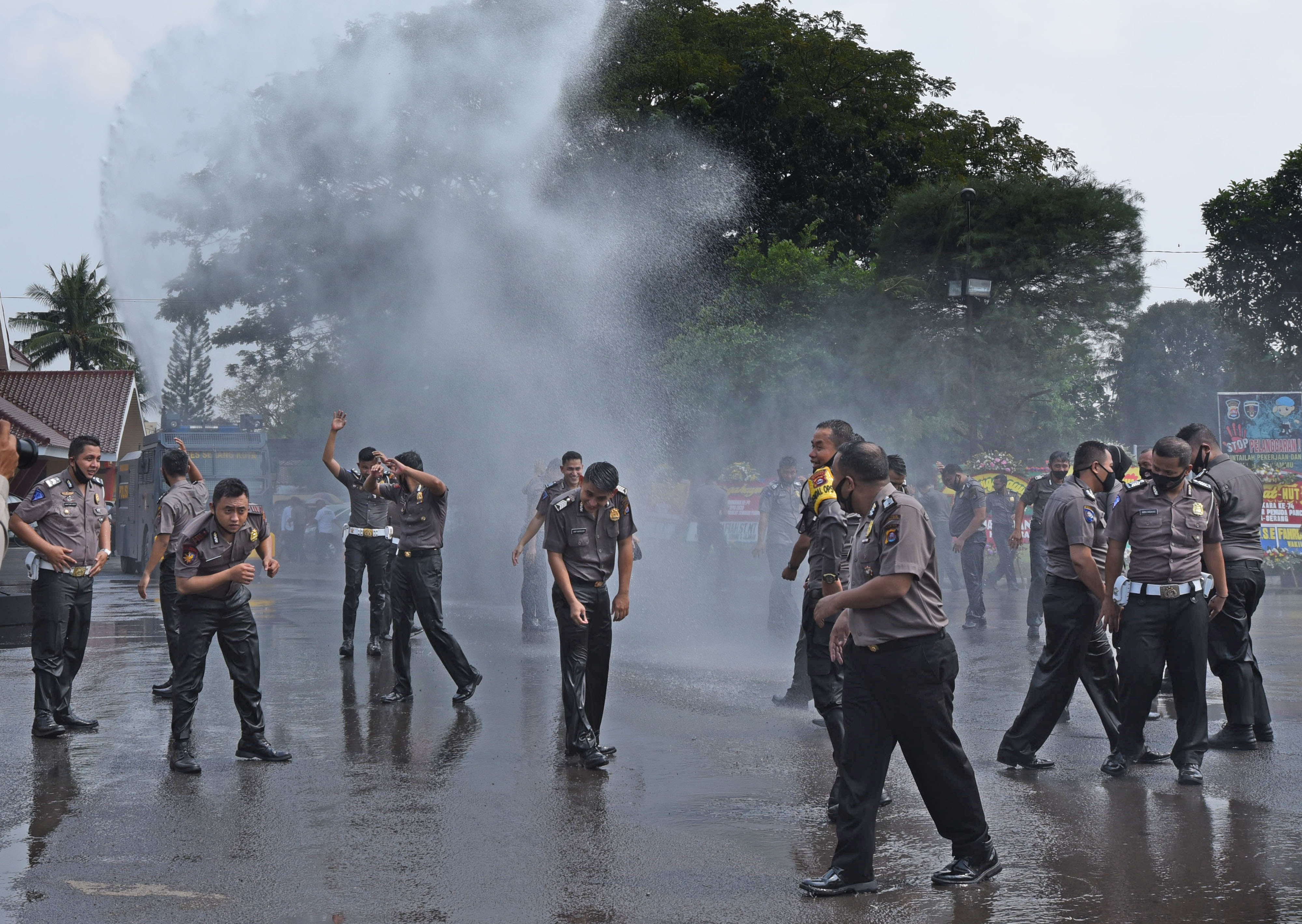 Sejumlah personel Polres Serang Kota saat merayakan HUT Bhayangkara ke-74 di Serang, Banten, Rabu (1/7/2020). 