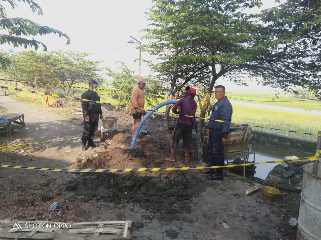 Petugas memperbaiki pipa gas yang bocor di Desa Kalidawir, Kecamatan Tanggulangin, Kabupaten Sidoarjo.
