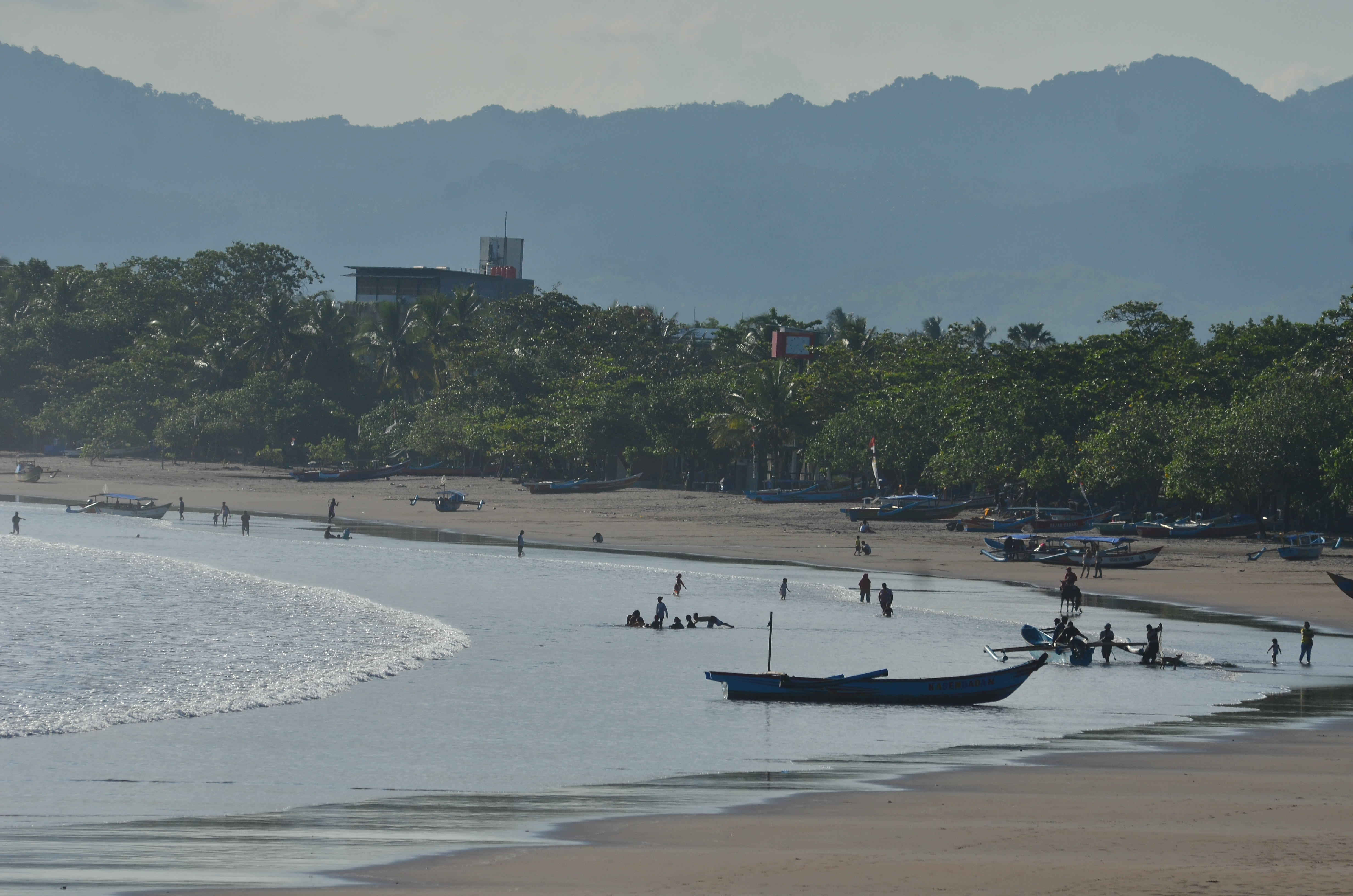 Suasana di Pantai Pangadaran, Jawa Barat, Jumat (12/6/2020). 