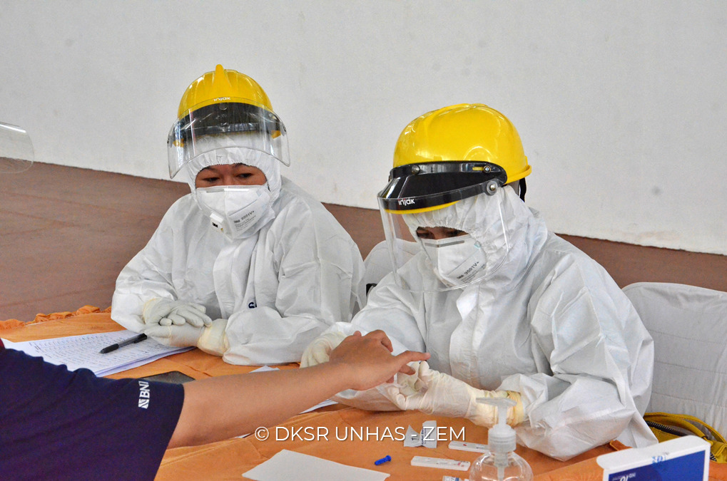 Petugas mengambil sampel dari seorang dosen Unhas untuk dilakukan rapid test.
