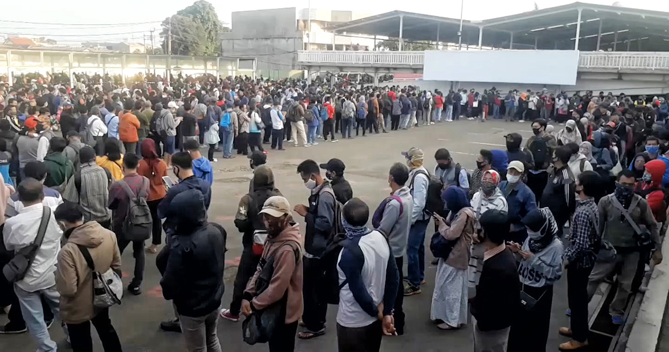 Ribuan penumpang kereta rel listrik (KRL) commuter line antre hingga sepanjang 3,5 kilometer di Stasiun Bogor, Jawa Barat.
