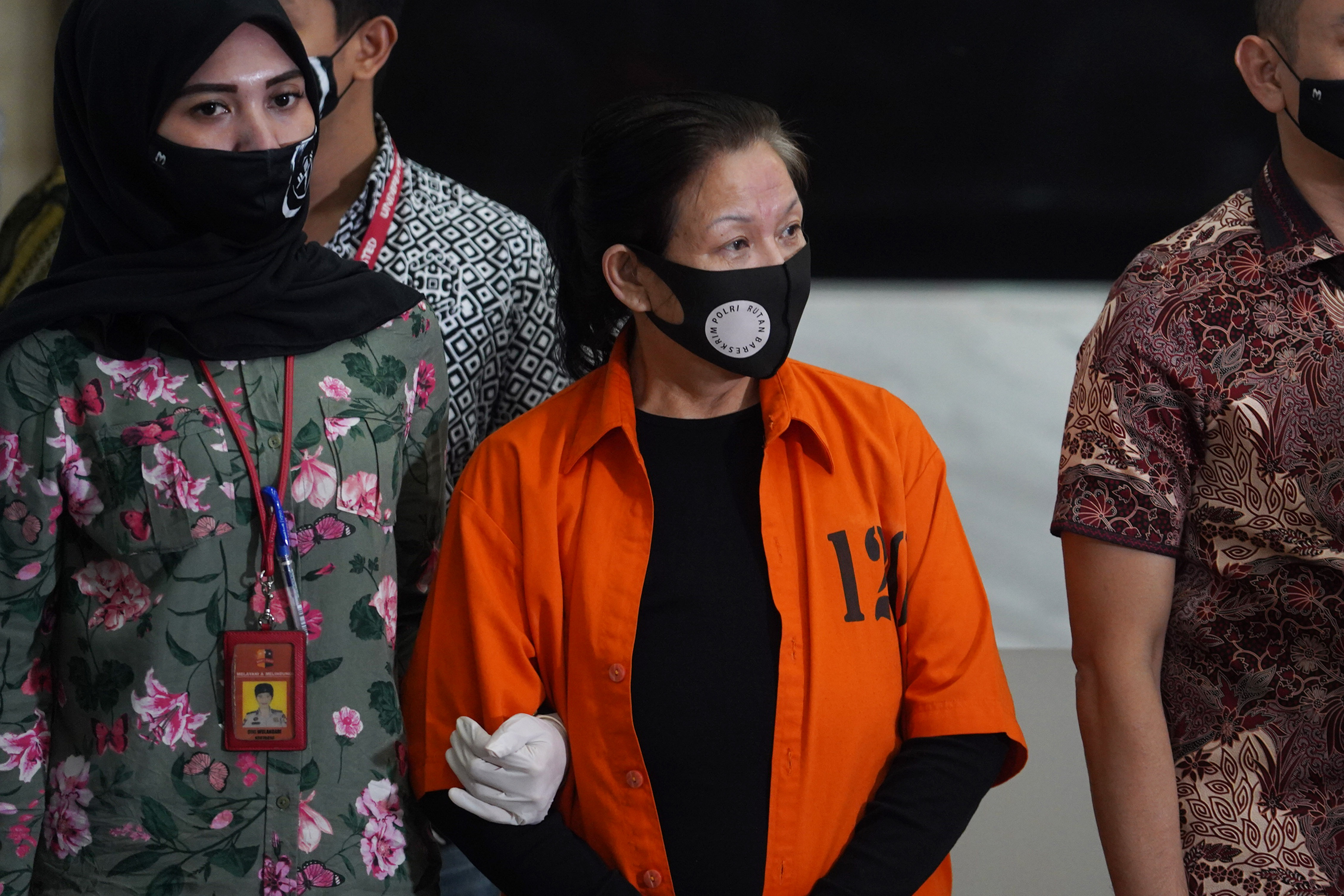 Tersangka Maria Pauline Lumowa (tengah) dihadirkan saat rilis kasus pembobolan kas Bank BNI di gedung Bareskrim Polri