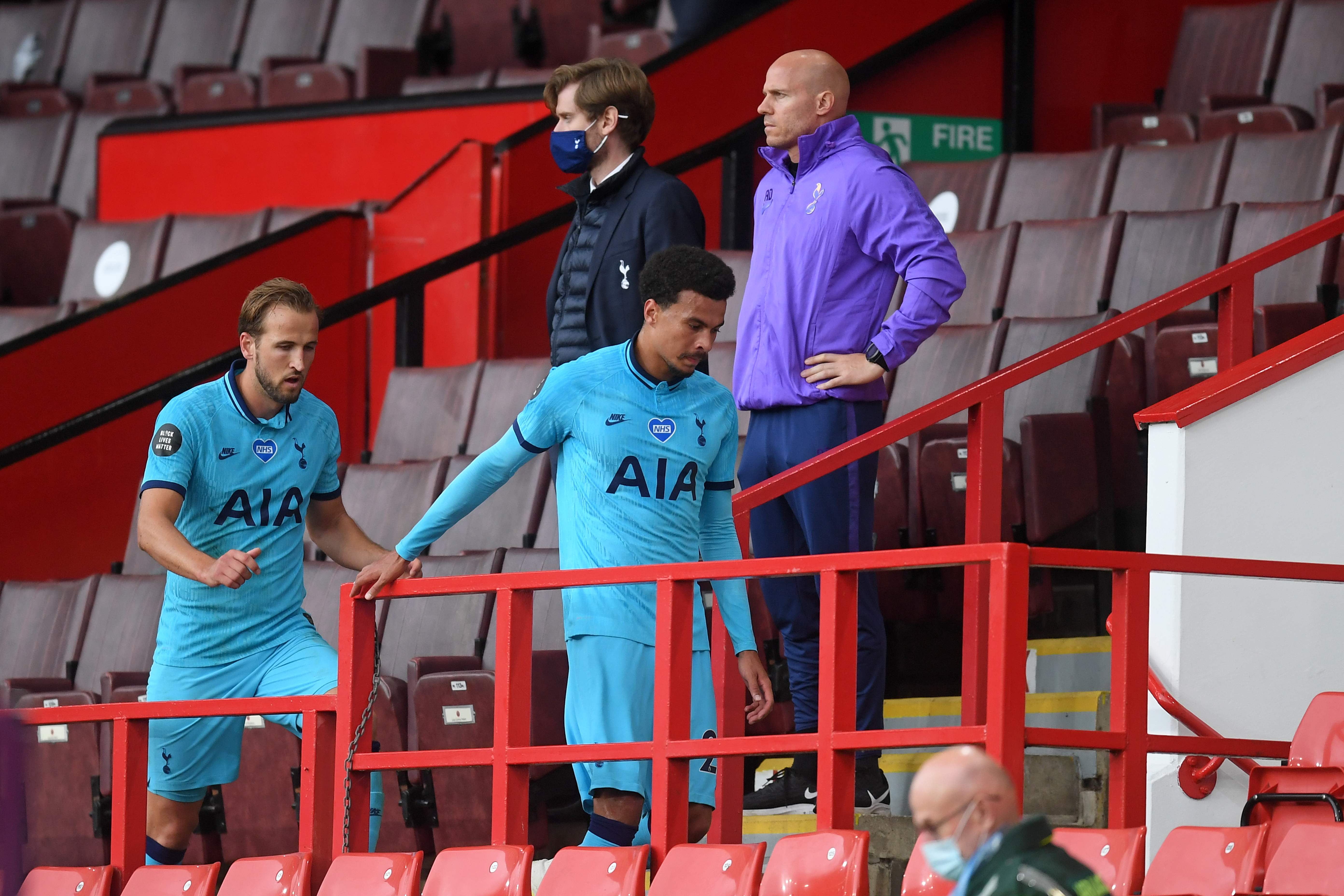 Pemain Tottenham Hotspur Harry Kane (kiri) dan Dele Alli berjalan lesu usai kalah 1-3 dari Sheffield United, Jumat (3/7). 