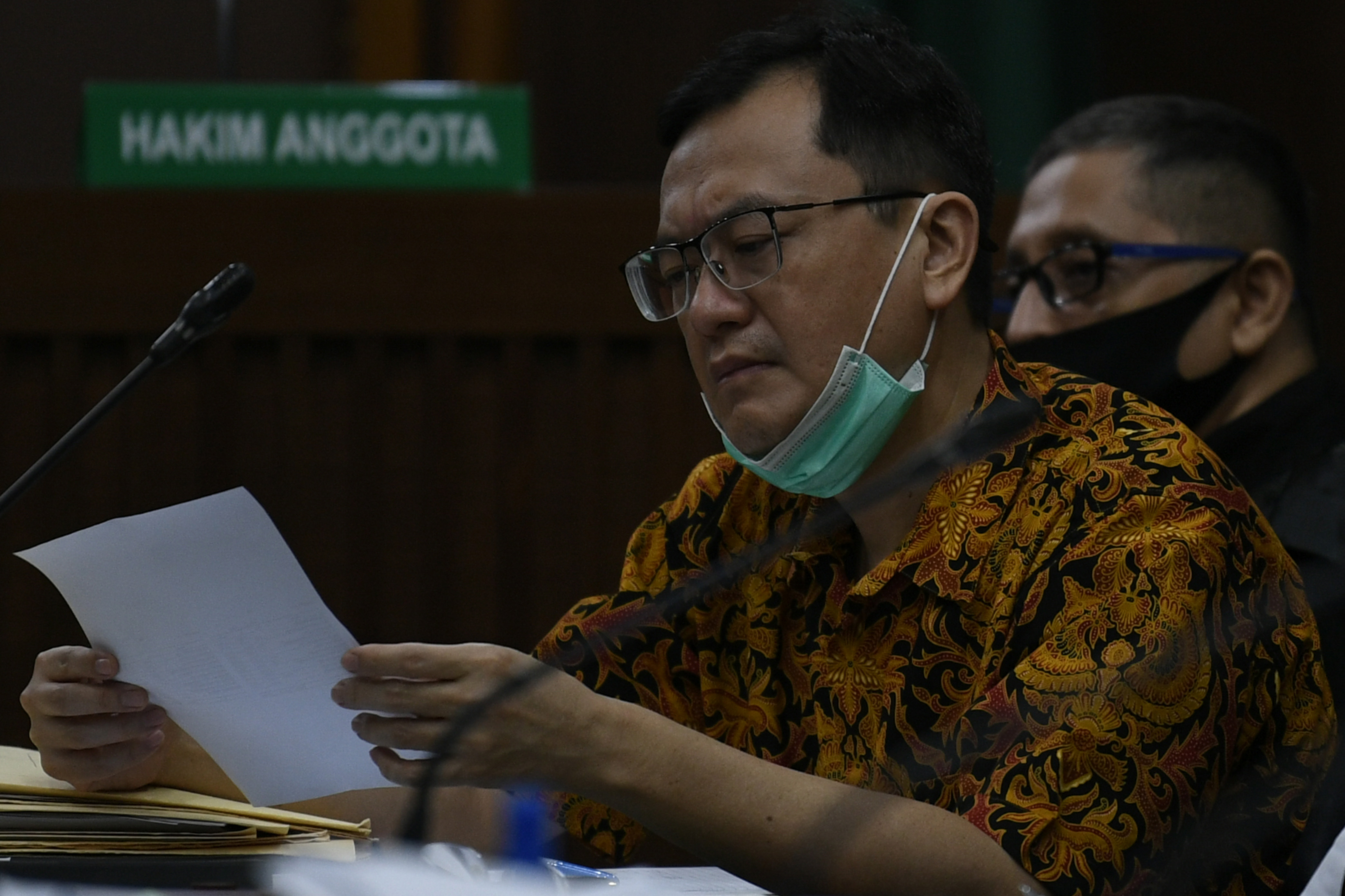 Terdakwa kasus dugaan korupsi pengelolaan keuangan, dana investasi PT Asuransi Jiwasraya Benny Tjokrosaputro, di Pengadilan Tipikor, Jakarta