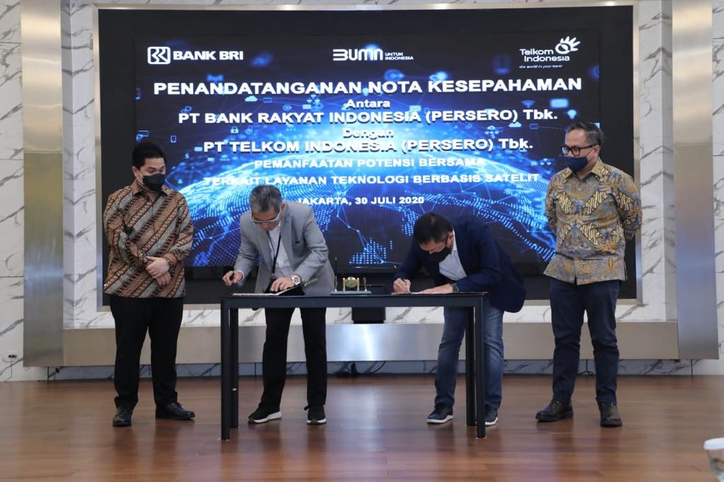 Nota kesepahaman PT Telkom Indonesia Tbk dan PT Bank Rakyat Indonesia Tbk dilakukan di di Gedung BRI, Jakarta, Kamis (30/7).  