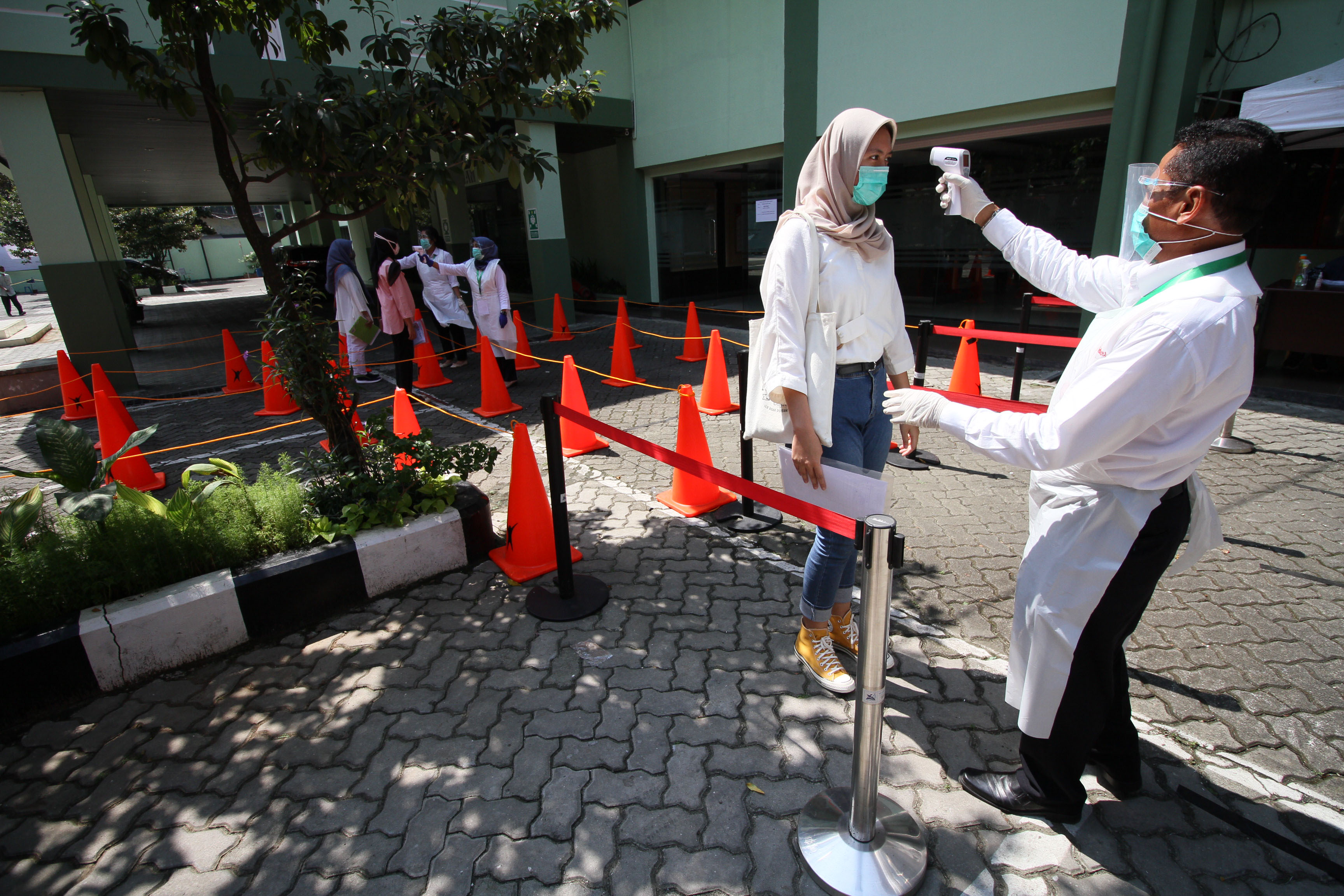 Peserta UTBK-SMBTN di Universitas Pembangunan Nasional Veteran Jakarta, Jakarta, pada Senin (6/7) menjalani pemeriksaan suhu tubuh.