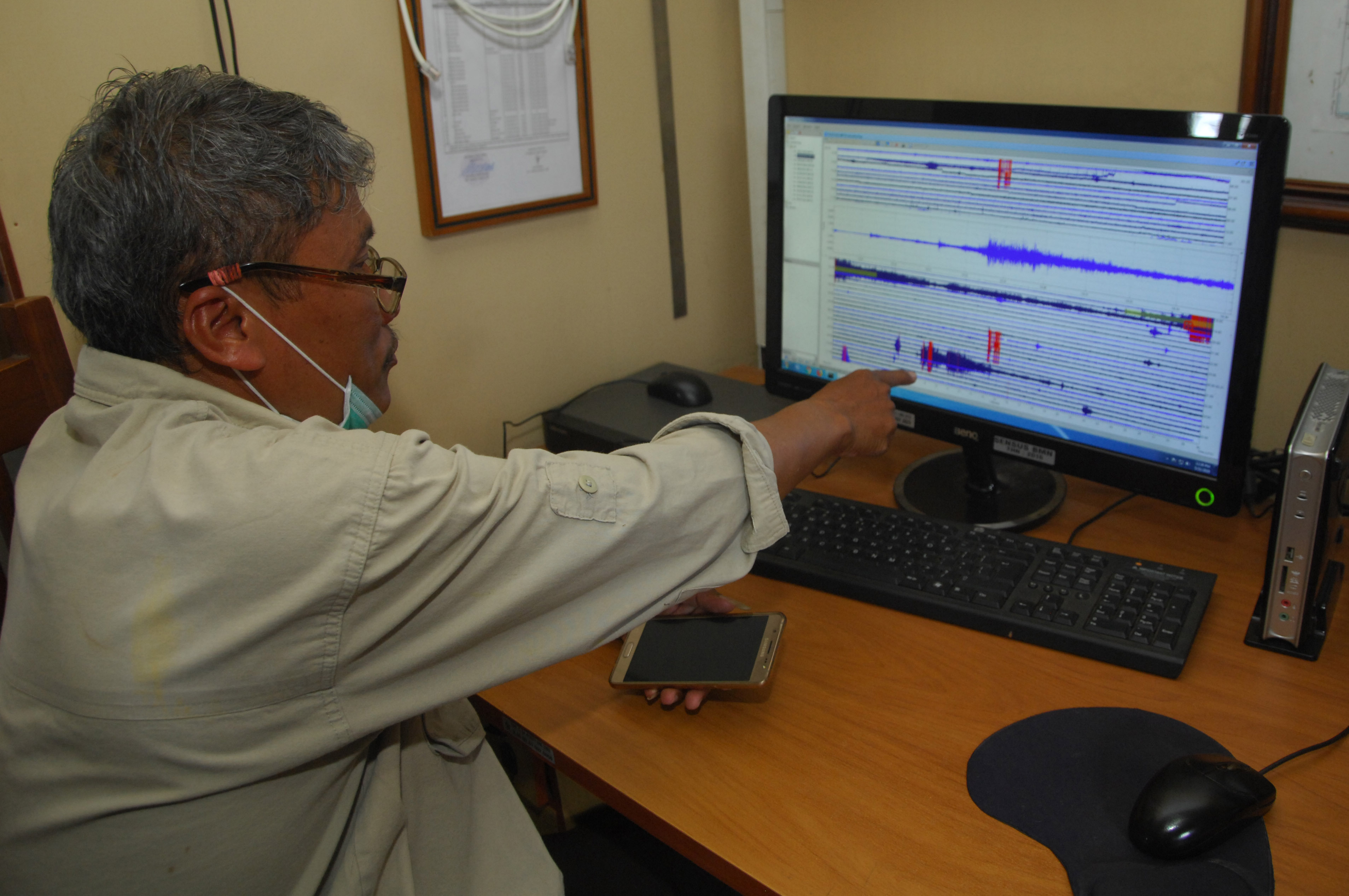Petugas Pos Pengamatan Gunung Merapi menunjukkan grafik aktivitas Gunung Merapi melaului layar monitor di Ngepos, Srumbung, Magelang.