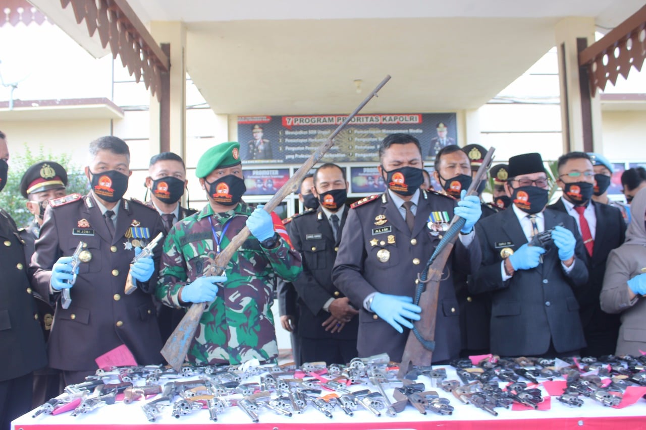 Senjata api rakitan yang diserahkan warga Mesuji