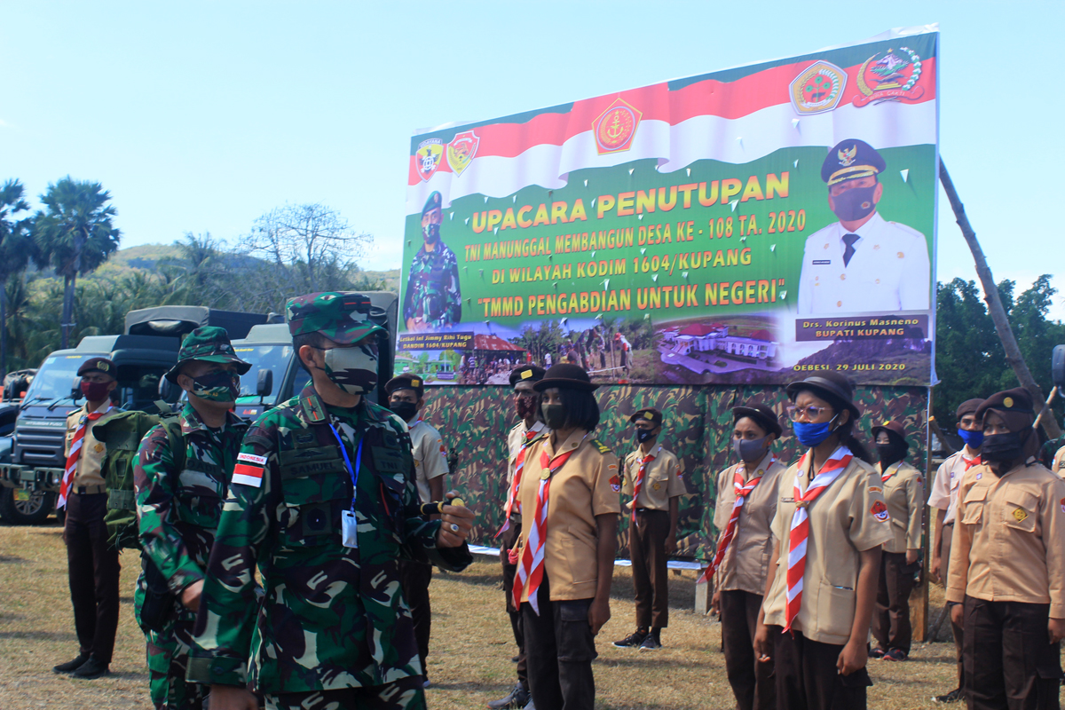 DANREM 161/Wirasakti Kupang, Nusa Tenggara Timur Brigjen Inf Samuel Petrus Hehakaya menutup kegiatan TNI Manunggal Membangun Desa 