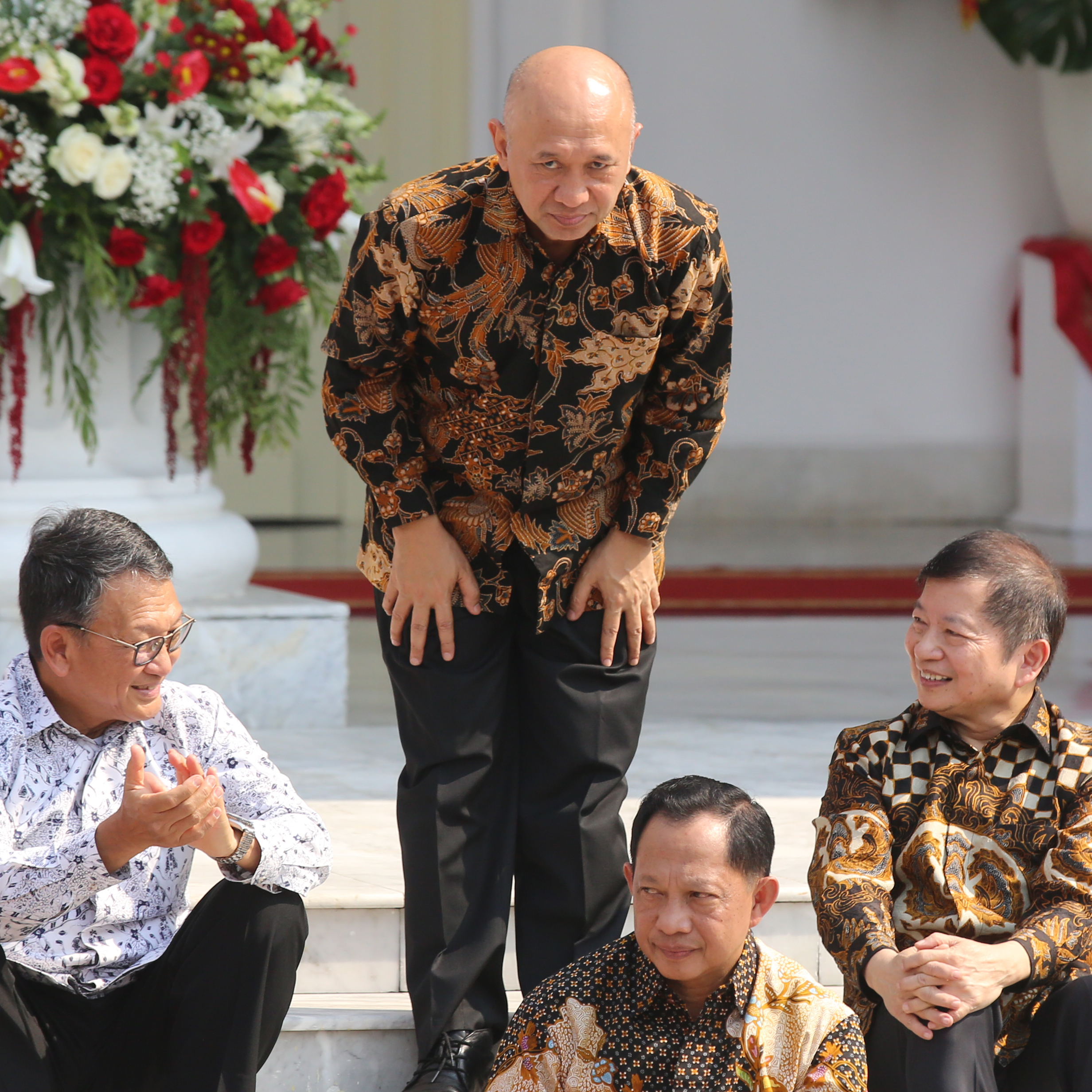 Menteri Koperasi dan UKM Teten Masduki (berdiri)