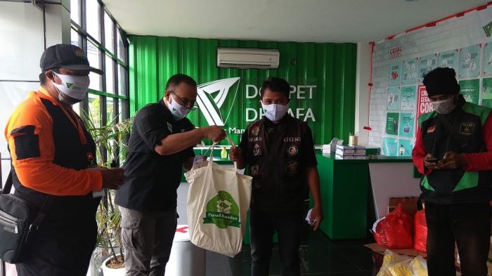 Dompet Duafa meyalurkan bantuan alat pelindung diri untuk ojek daring. 