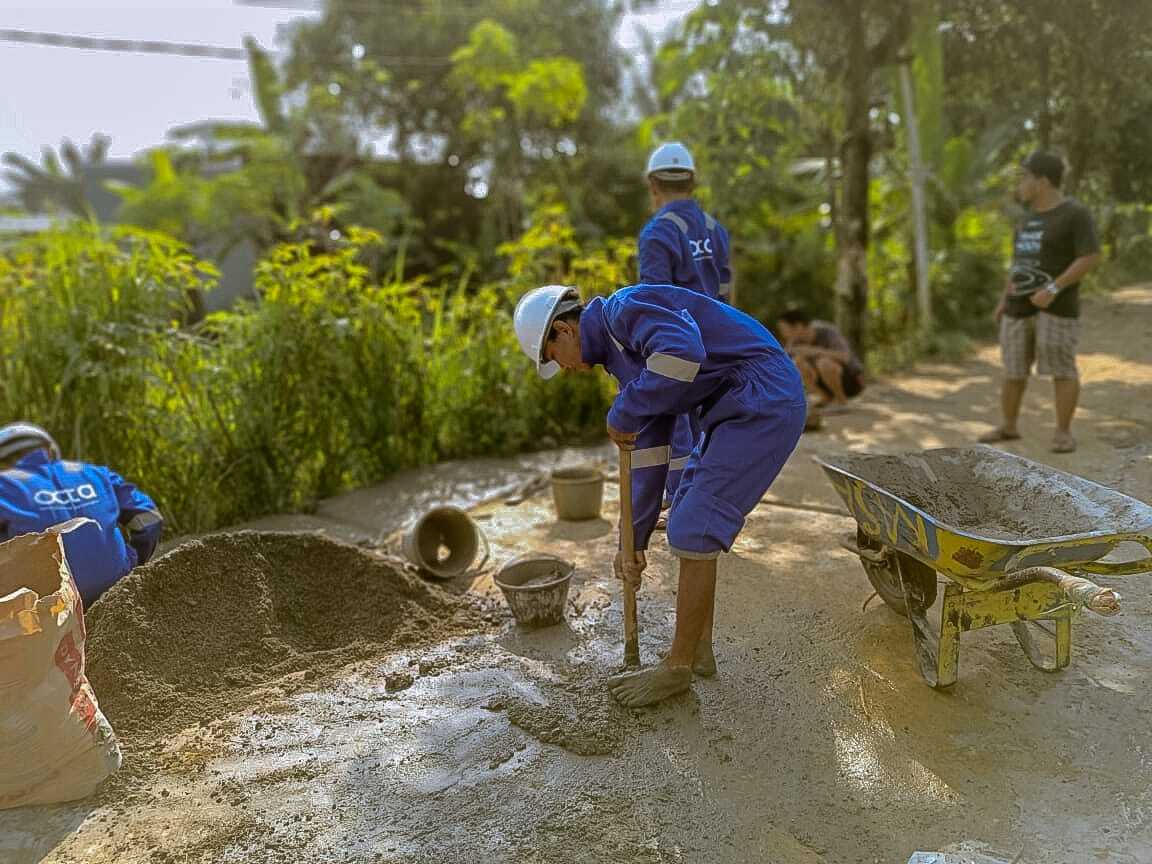 Octa juga membiayai dan mengawasi pembangunan jalan sepanjang 350 meter di Kampung Susukan, Bojong Gede, Jawa Barat.