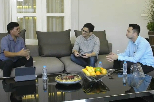 Menkominfo Johnny G Plate (kiri).