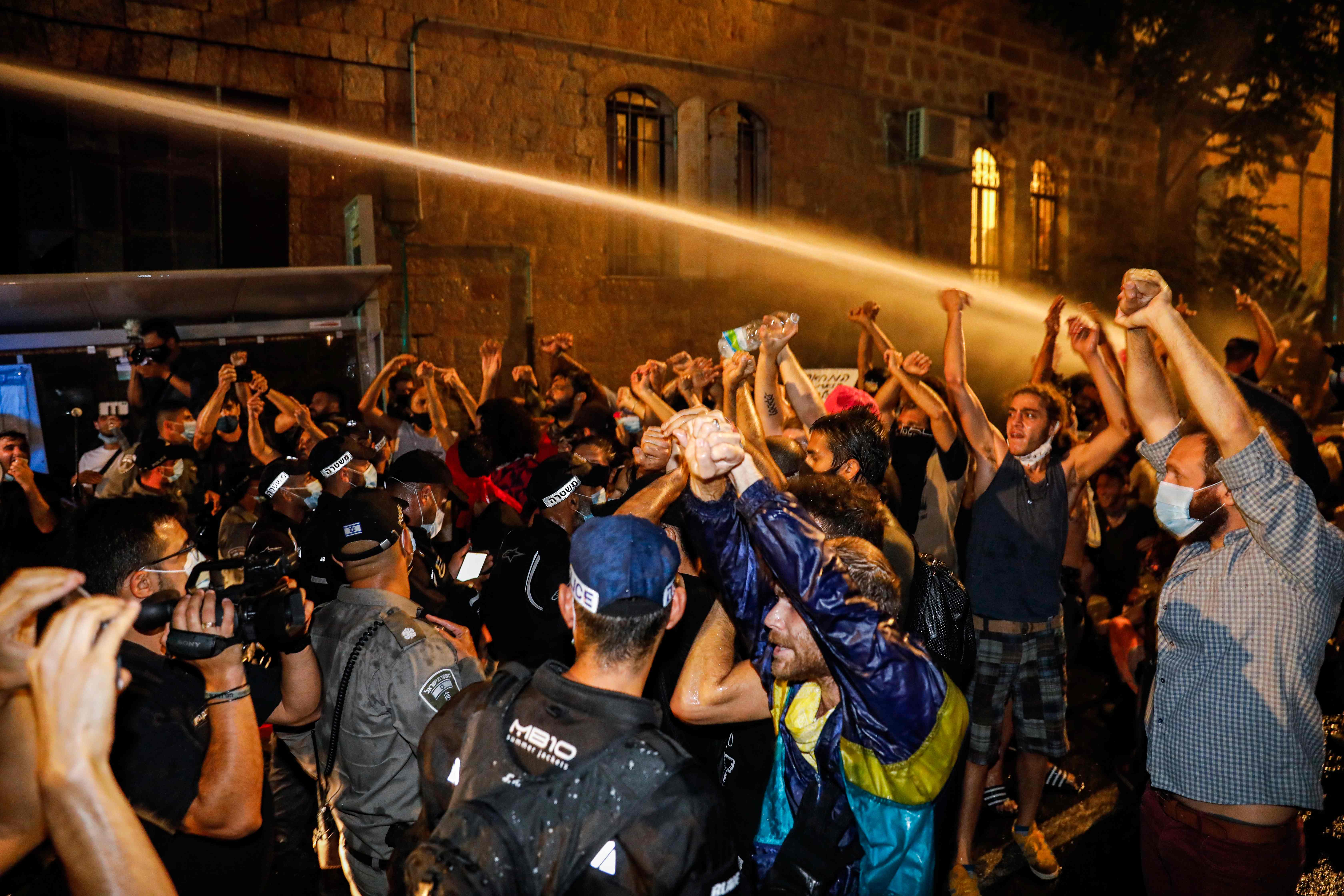Polisi menembakkan meriam air ke arah demonstran di Jerusalem, Israel.