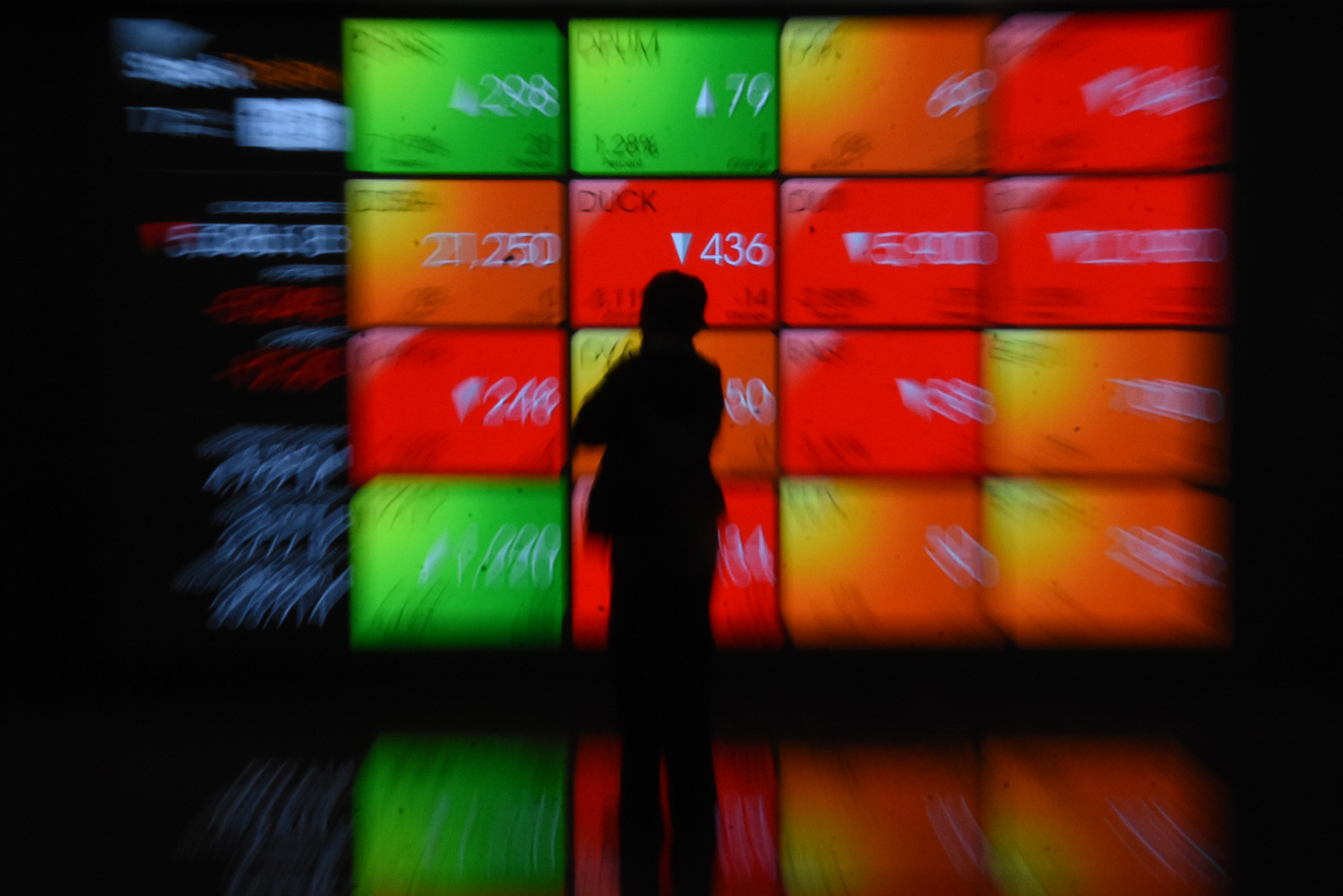 Karyawan mengamati layar pergerakan IHSG di gedung Bursa Efek Indonesia.