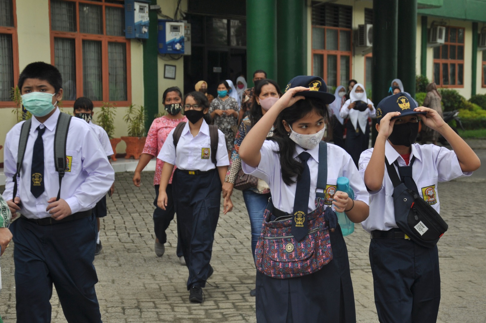 Kegiatan belajar mengajar secara tatap muka di masa pandemi korona dinilai berisiko tinggi. 