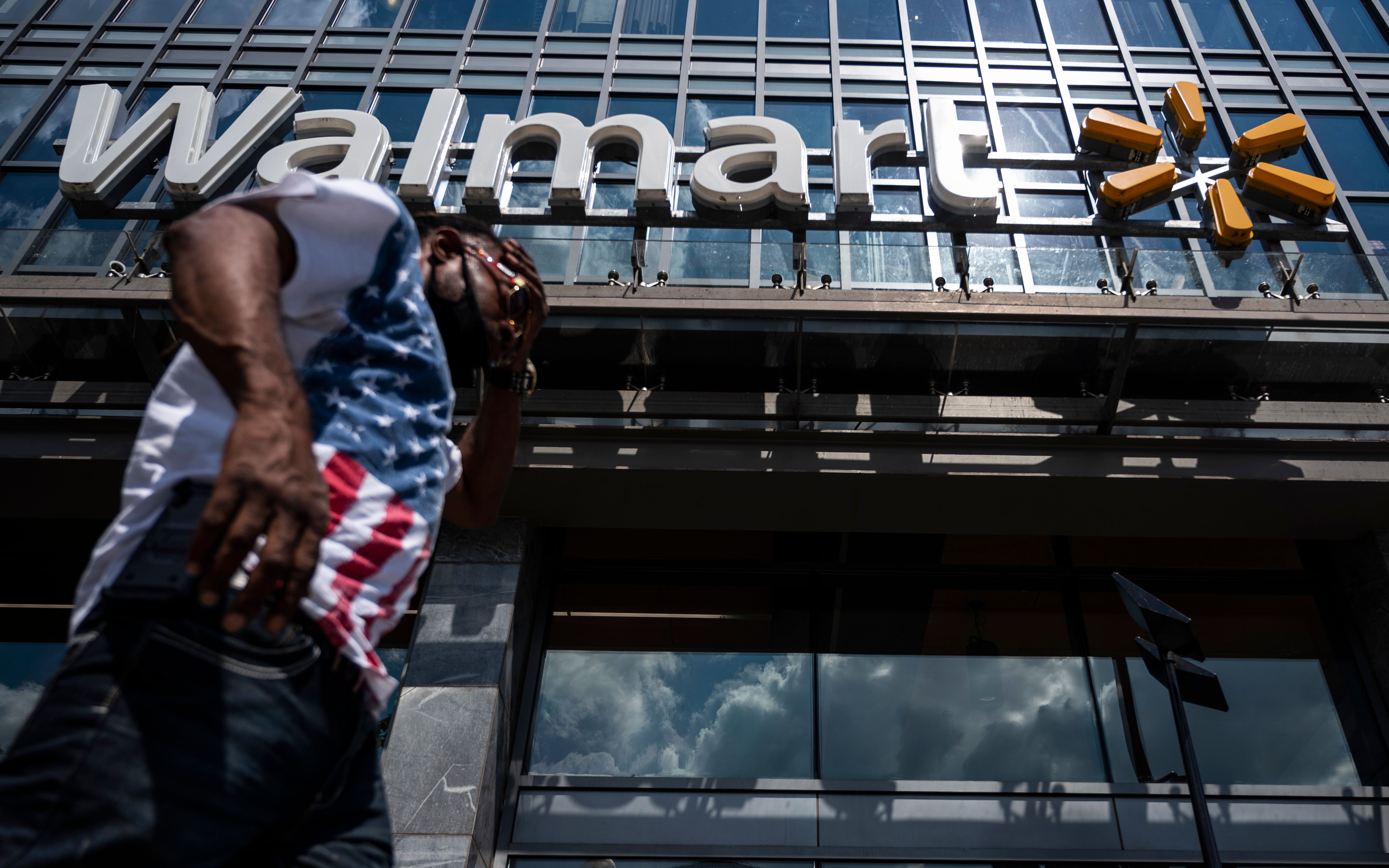 Seorang pria melintas di depan toko Walmart di Washington DC, Amerika Serikat.