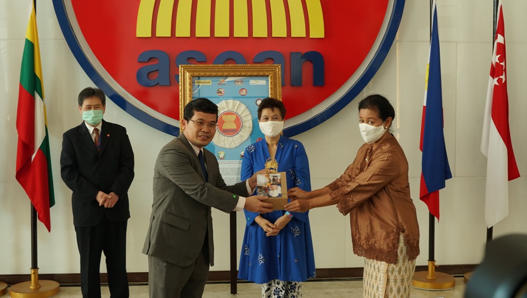 MAYBANK Foundation menyerahkan paket yang terdiri dari 150 masker kepada Sekretariat ASEAN 