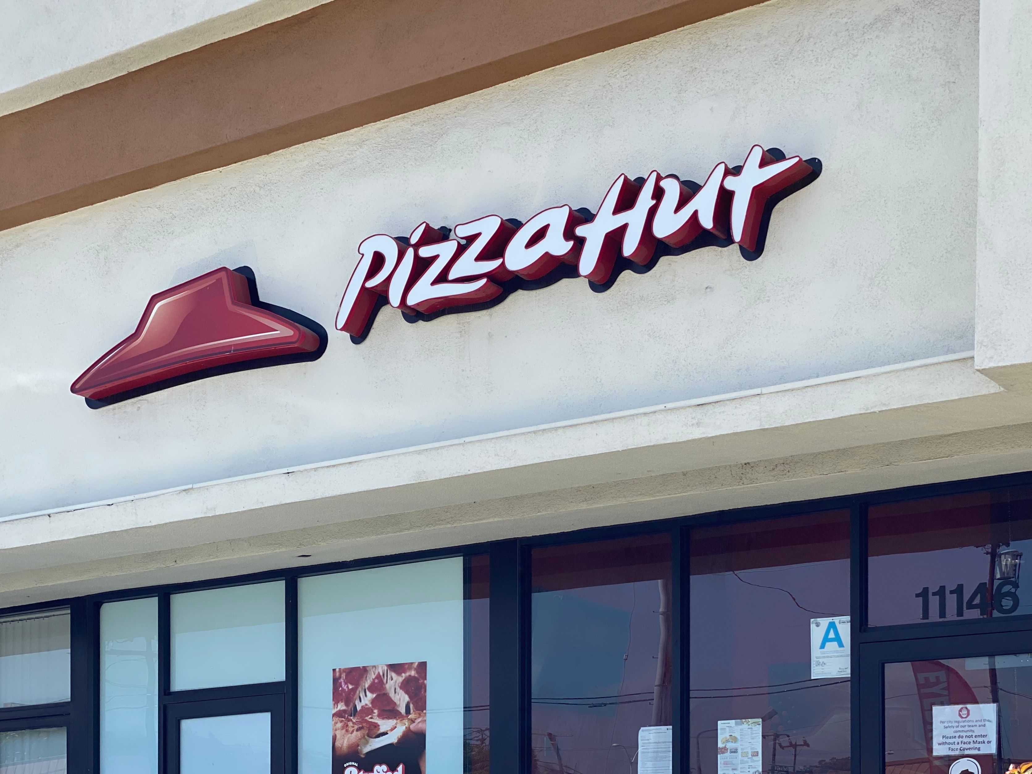 Restoran Pizza Hut di  Los Angeles tutup sejak 2 Juli 2020 menyusul NPC International Inc selaku operator mengajukan paiit akibat pandemi.