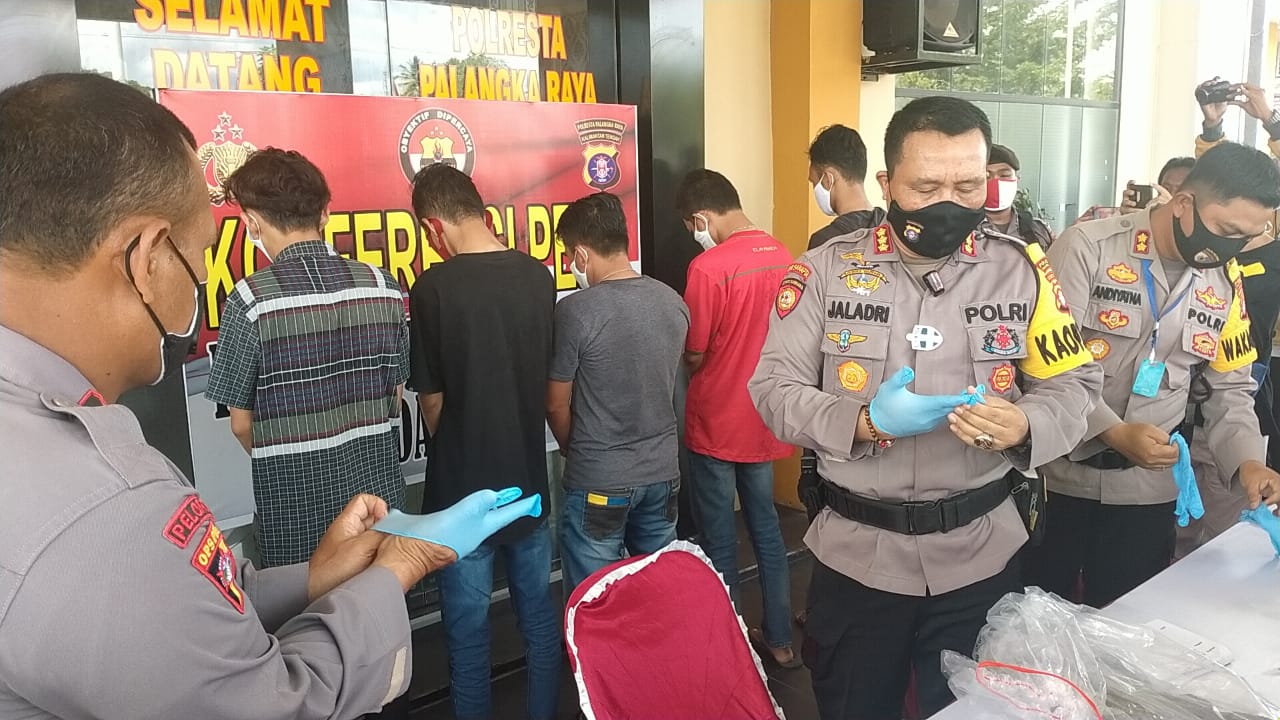 Lima tersangka pemukulan petugas pemakaman Covid 19 Palangka Raya saat dihadirkan di Mapolresta Palangka Raya, Rabu (22/7/2020).