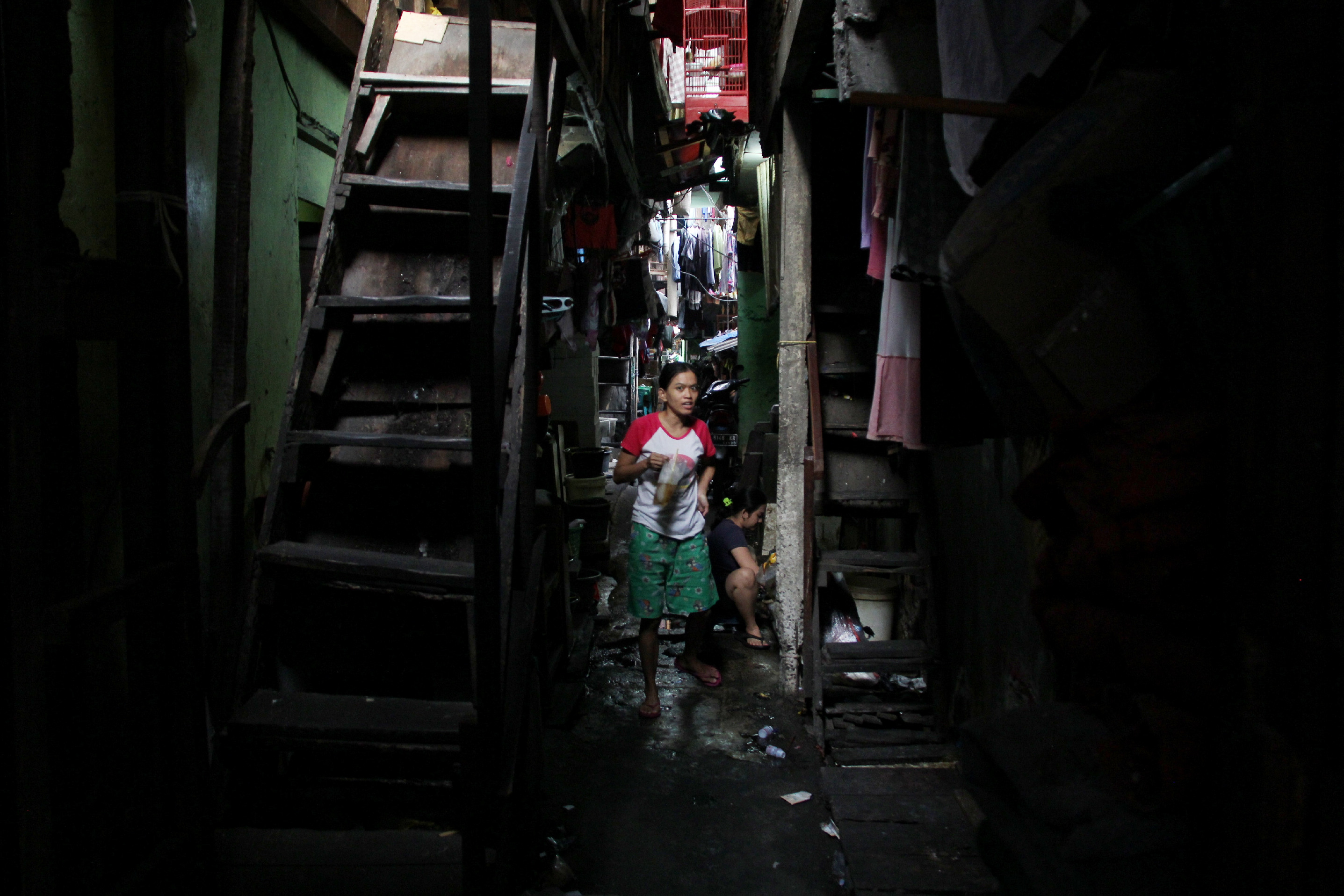 Aktivitas warga di kawasan Tambora, Jakarta, yang padat penduduk.