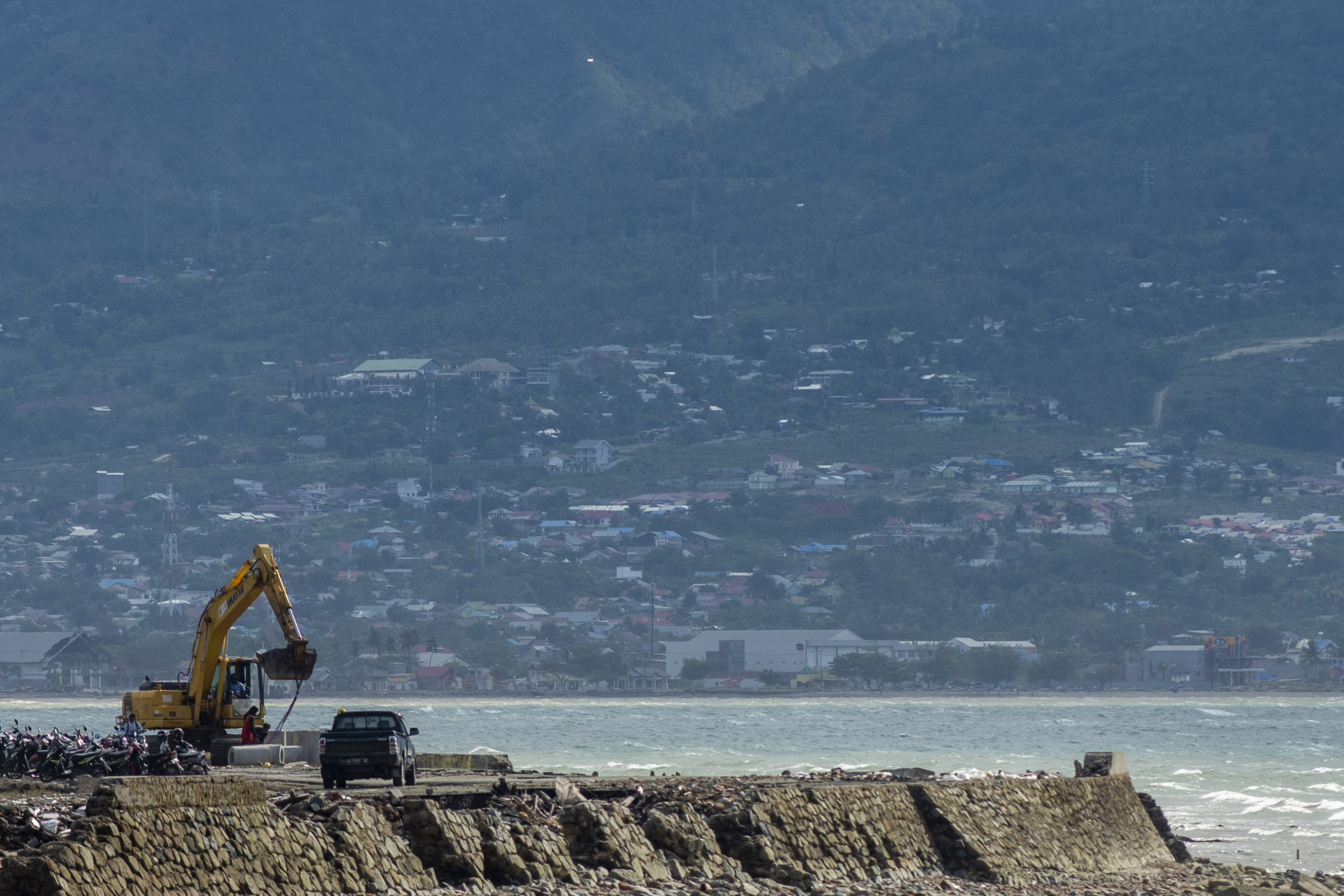 Pembangunan tanggul di Teluk Palu yang sempat dihantam tsunami.