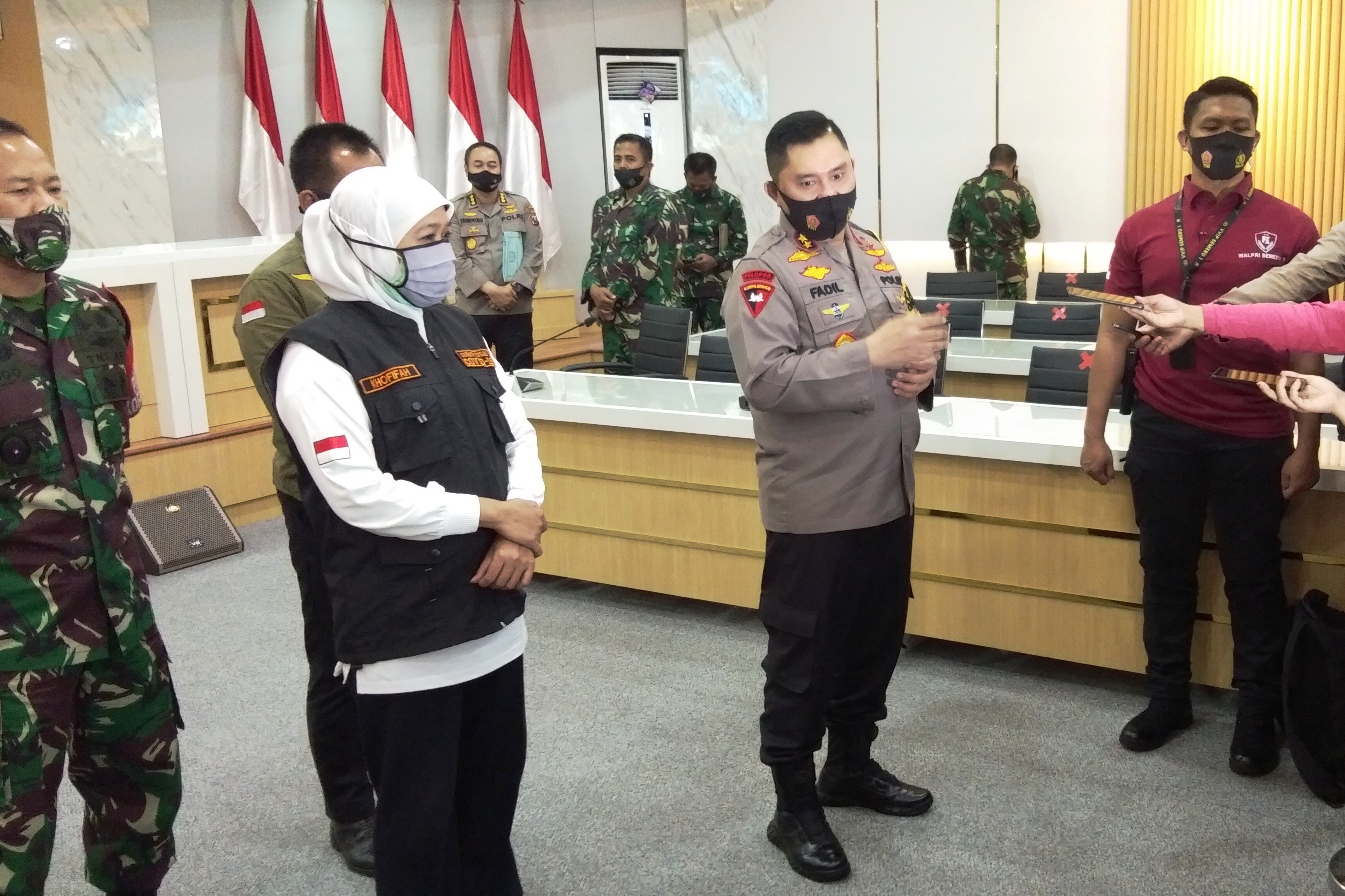 Gubernur Jatim Khofifah Indar Parawansa (kedua dari kiri), Kapolda Irjen M Fadil Imran dan Pangdam V Brawijaya Mayjen TNI Widodo Iryansyah.