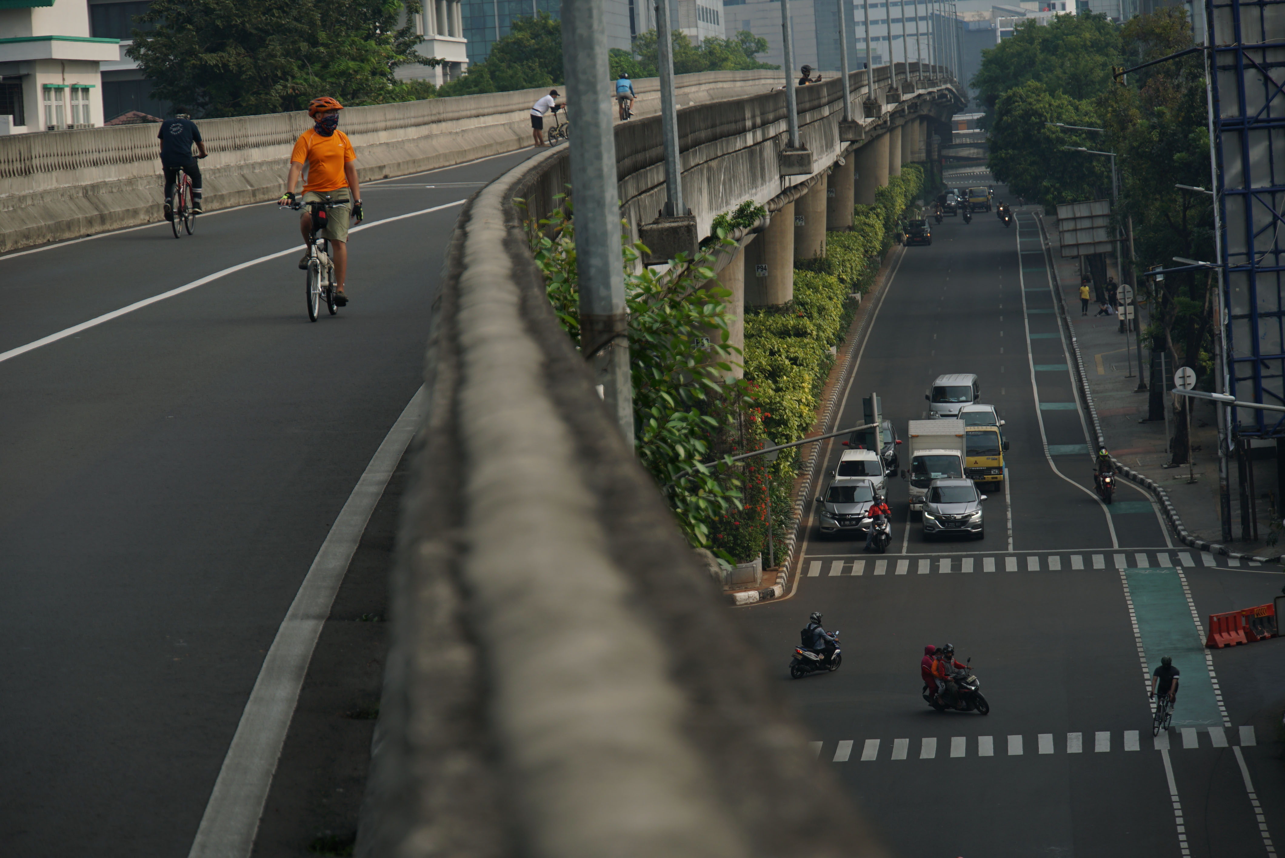 Warga berolahraga saat Hari Bebas Kendaraan Bermotor (HBKB) atau CFD di Jalan Layang Non Tol Antarasari, Jakarta