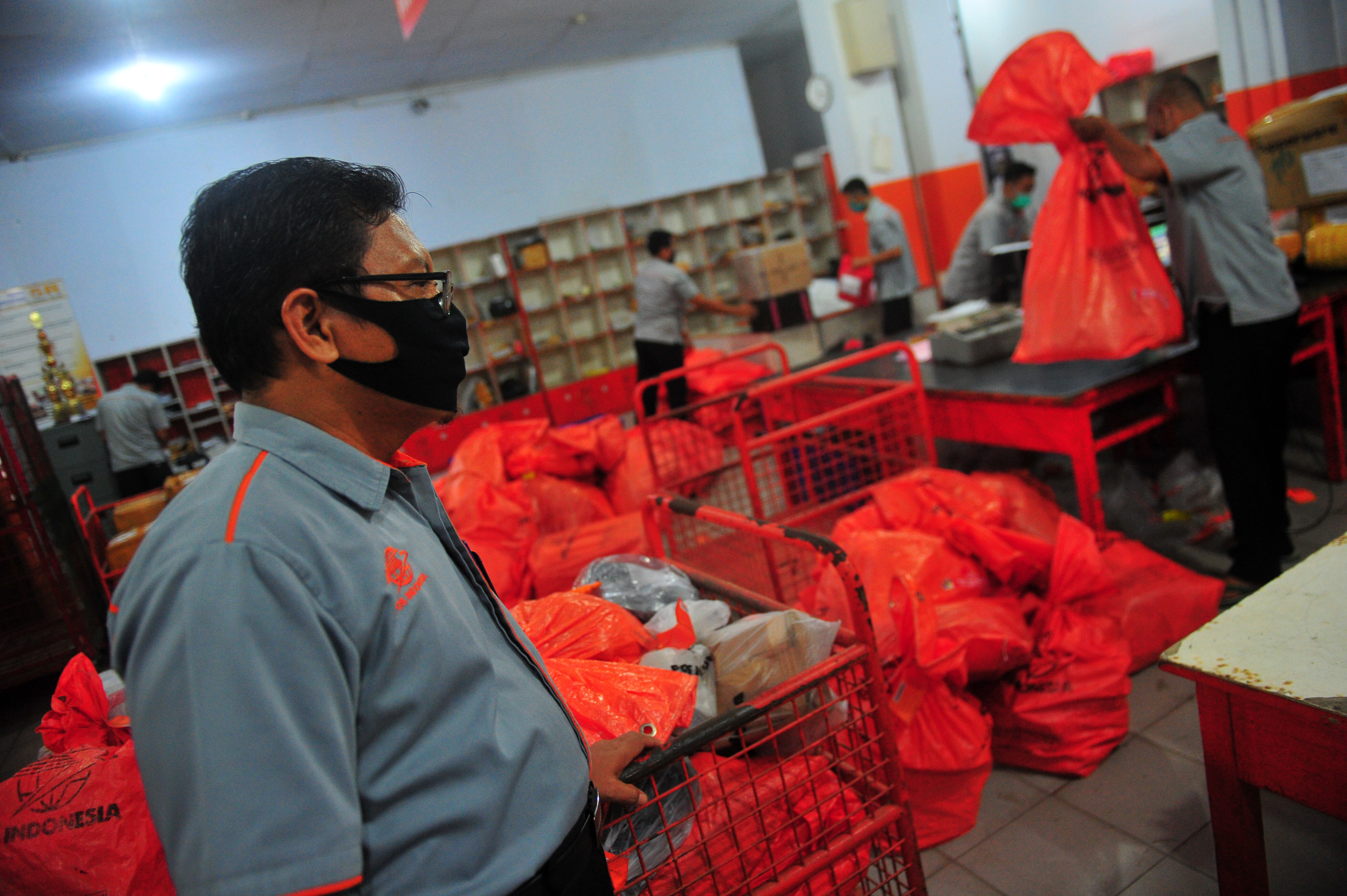 Pengiriman barang PT Pos Indonesia terapkan protokol kesehatan di masa pandemi Covid-19