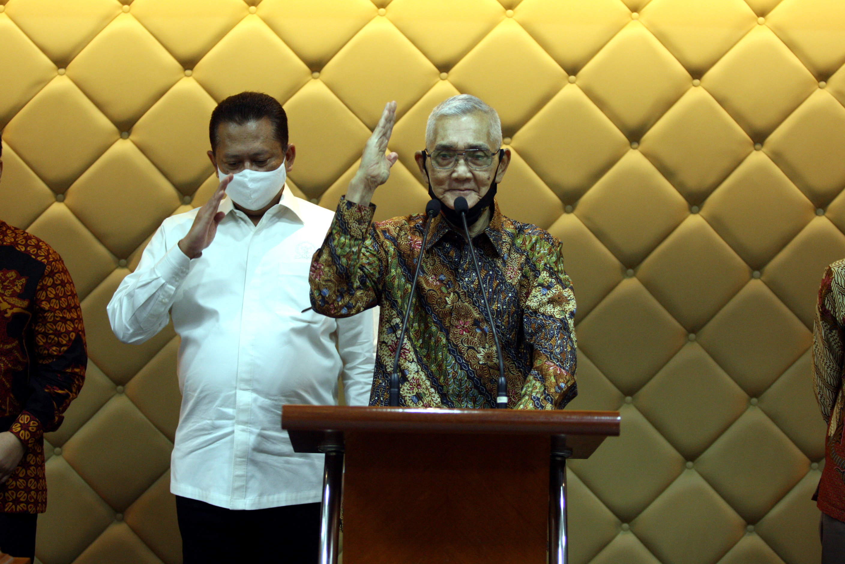 Wakil Presiden Ke-6 RI Try Sutrisno usai bertemu dengan MPR RI