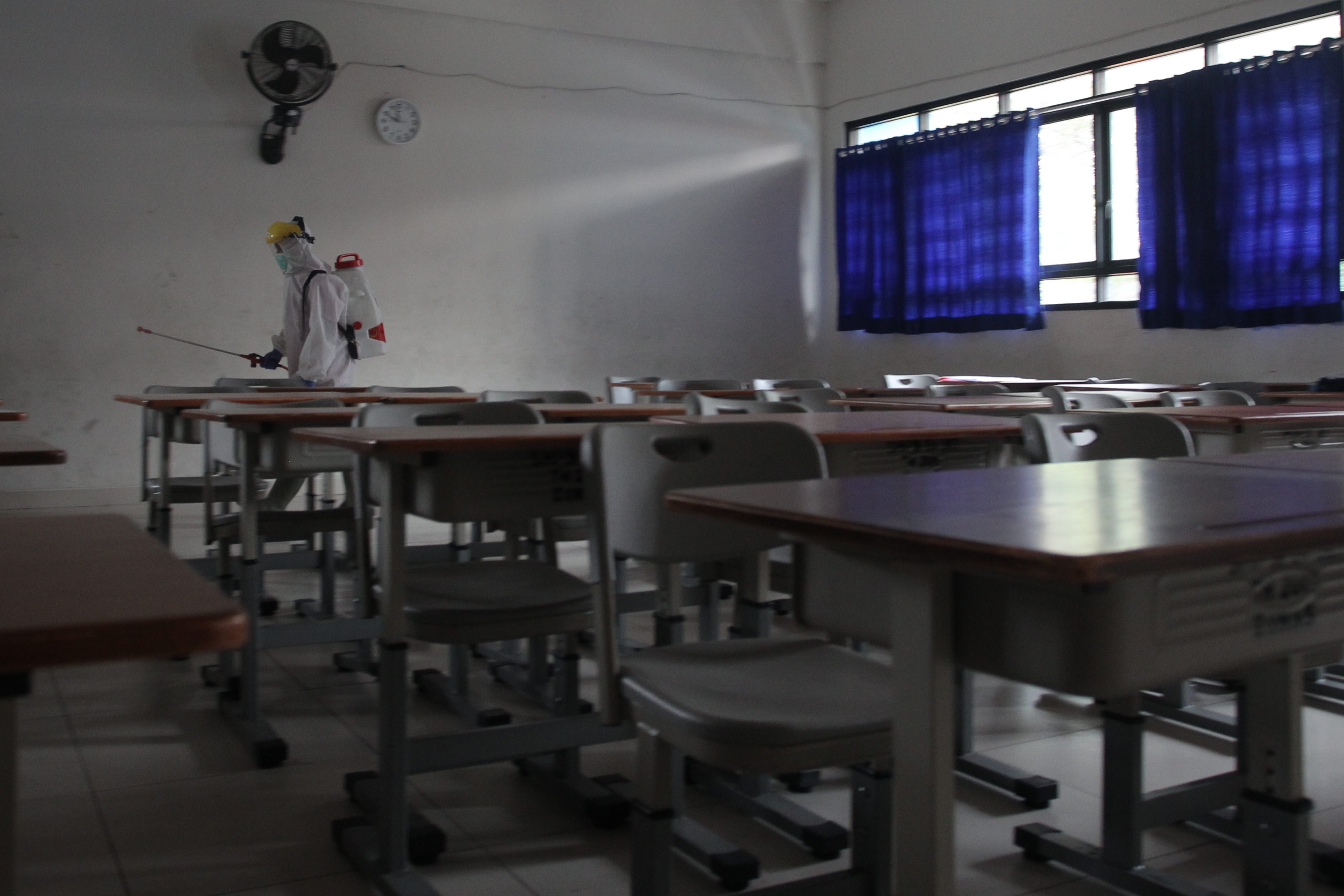 Penyemprotan disinfektan di ruang kelas salah saru sekolah di Jakarta, sekolah masih ditutup selama PSBB transisi