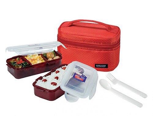 Wadah yang baik diperlukan agar makanan yang kita bawa tetap aman.