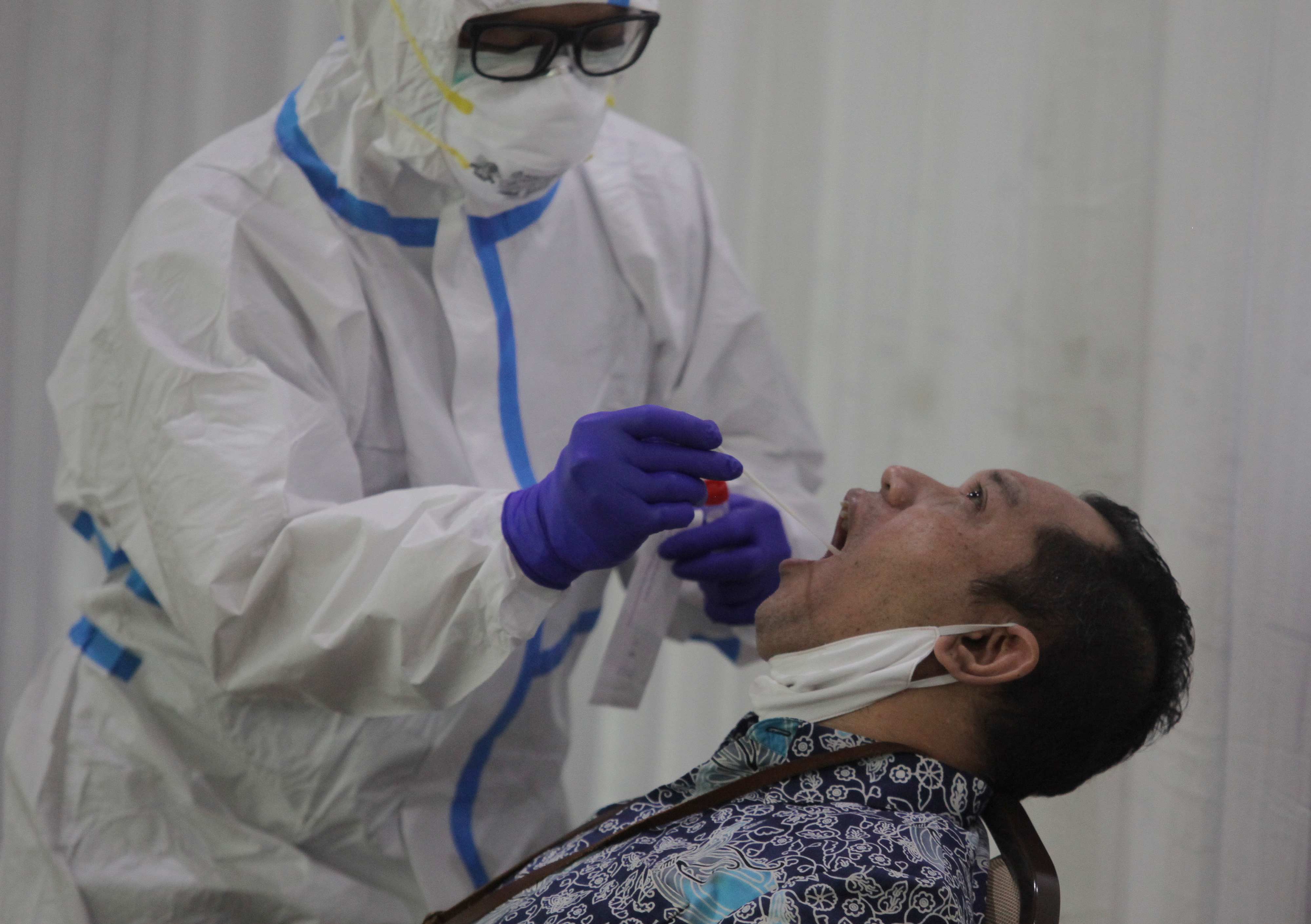  Wakil Ketua KPK Nurul Ghufron menjalani tes usap (swab test) di Gedung KPK, Jakarta