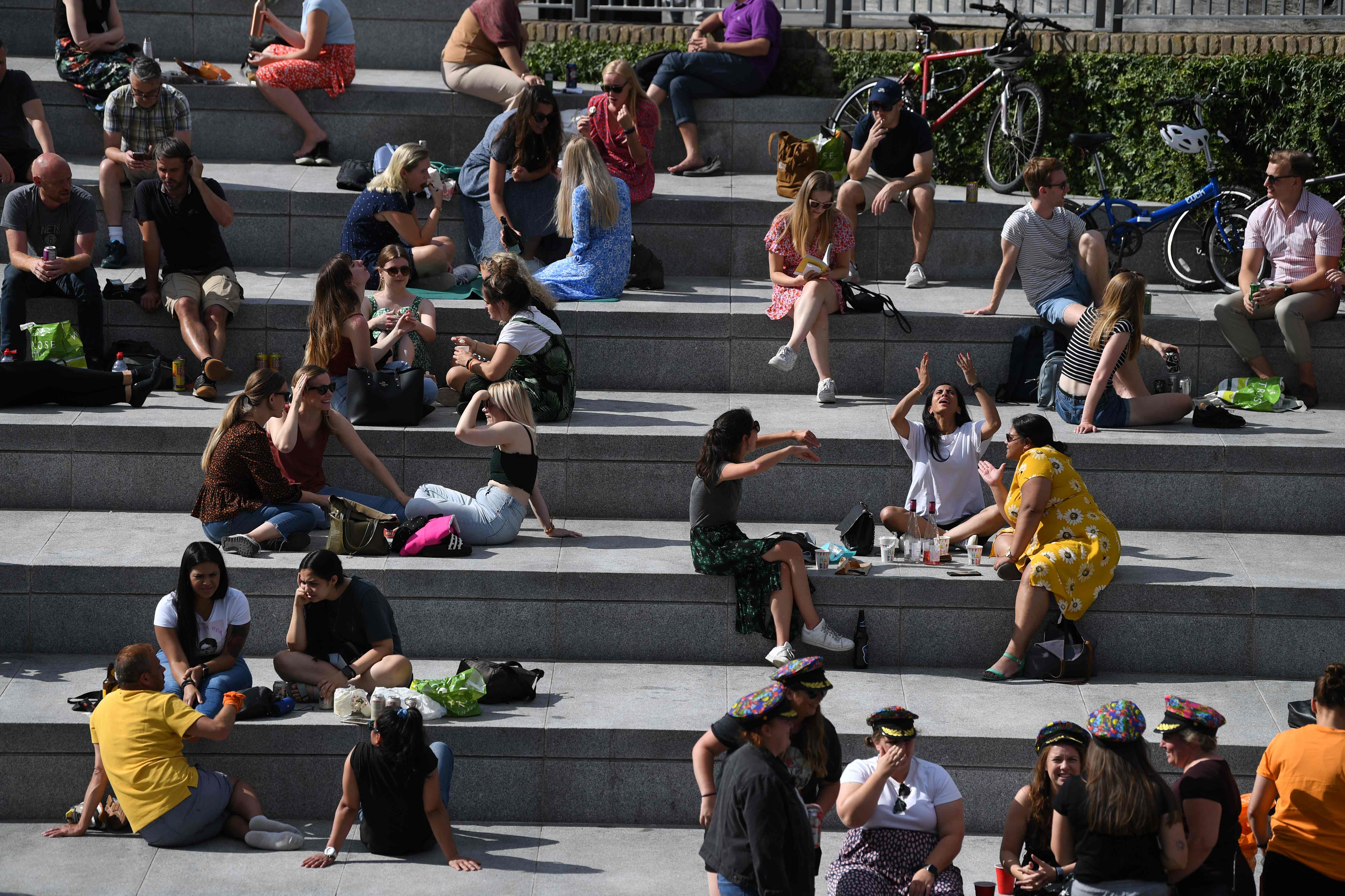 ilustrasi: warga Inggris menikmati matahari di King Cross, London, pada 18 Juli 2020