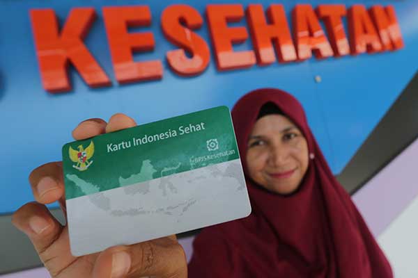 Seorang warga menunjukkan KIS (Kartu Indonesia Sehat)