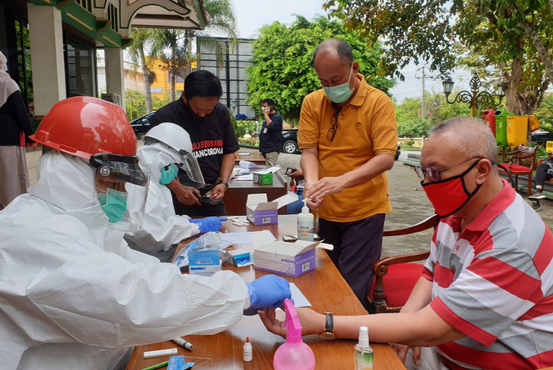 Petugas kesehatan melakukan rapid test covid-19
