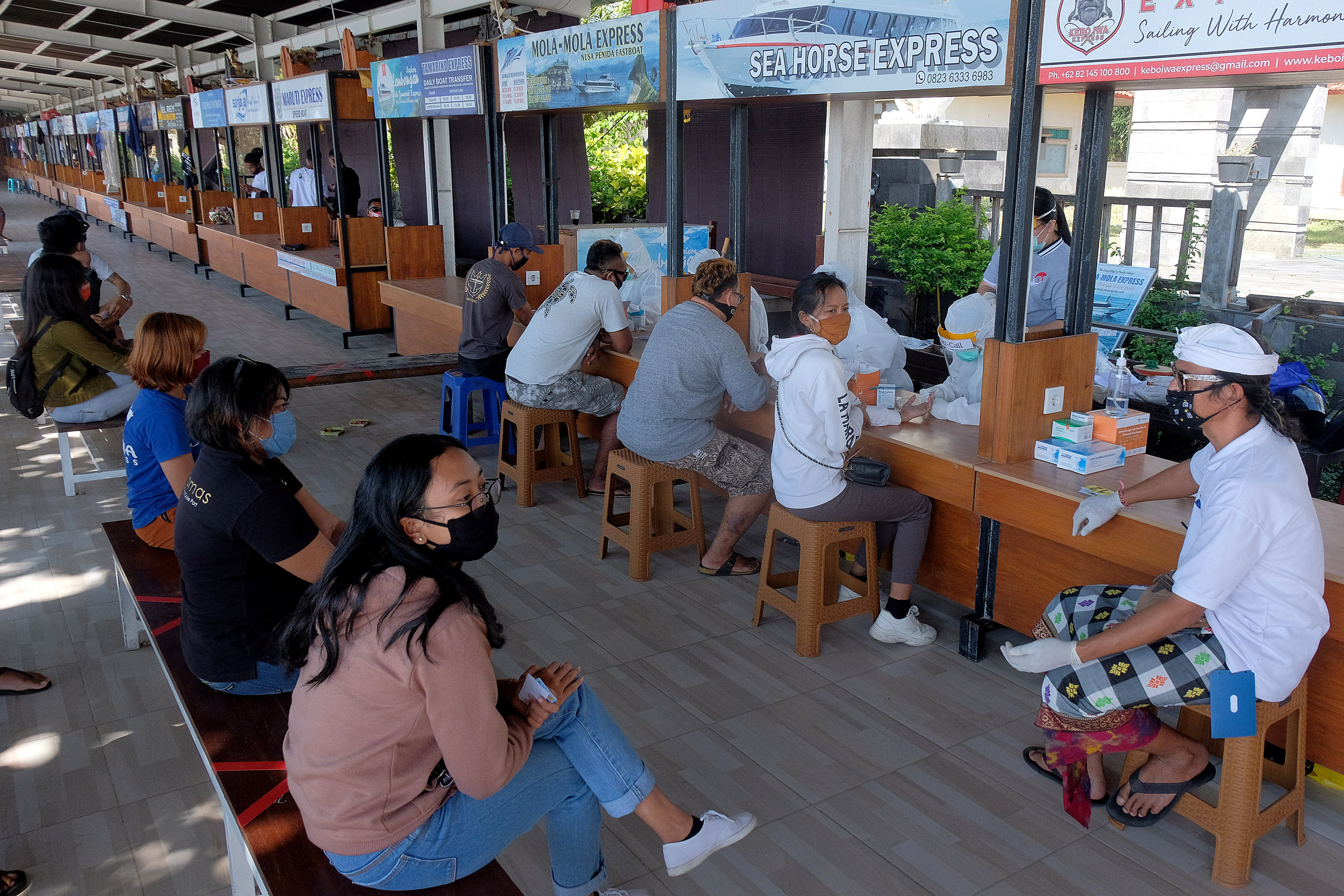 Pekerja jasa penyeberangan mengikuti rapid test atau tes cepat covid di kawasan Pelabuhan Sanur, Denpasar, Bali, Sabtu (27/6)