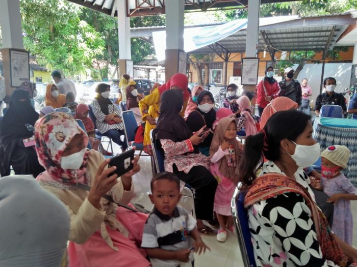 Para ibu dan balita menghadiri pertemuan dengan anggota DPR RI Dewi Arayani di Kelurahan Panggung, Kota Tegal, Selasa (28/7/2020) .