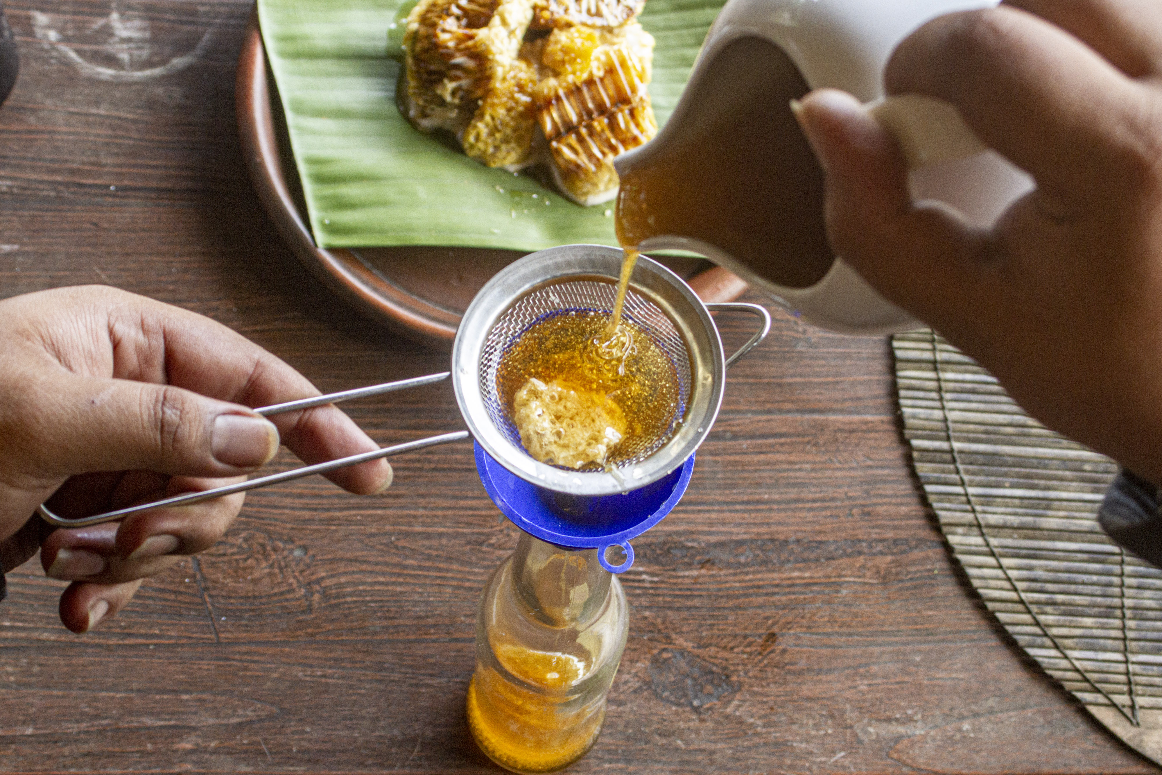 Madu hutan yang dihasilkan lebah madu raksasa (Apis Dorsata).