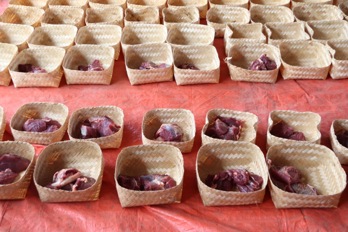 Daging kurban diwadahi besek, bukan kantong kresek, sebagai bukti DKI peduli lingkungan