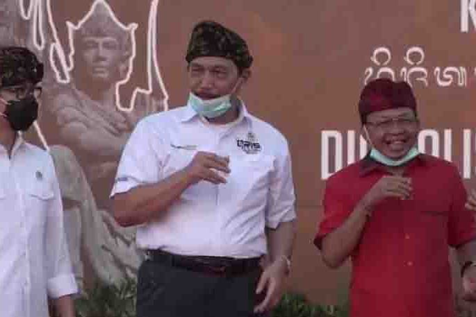 Menko Kemaritiman dan Investasi Luhut Binsar Pandjaitan saat diajak toas arak bali dengan Gubernur Bali Wayan Koster.