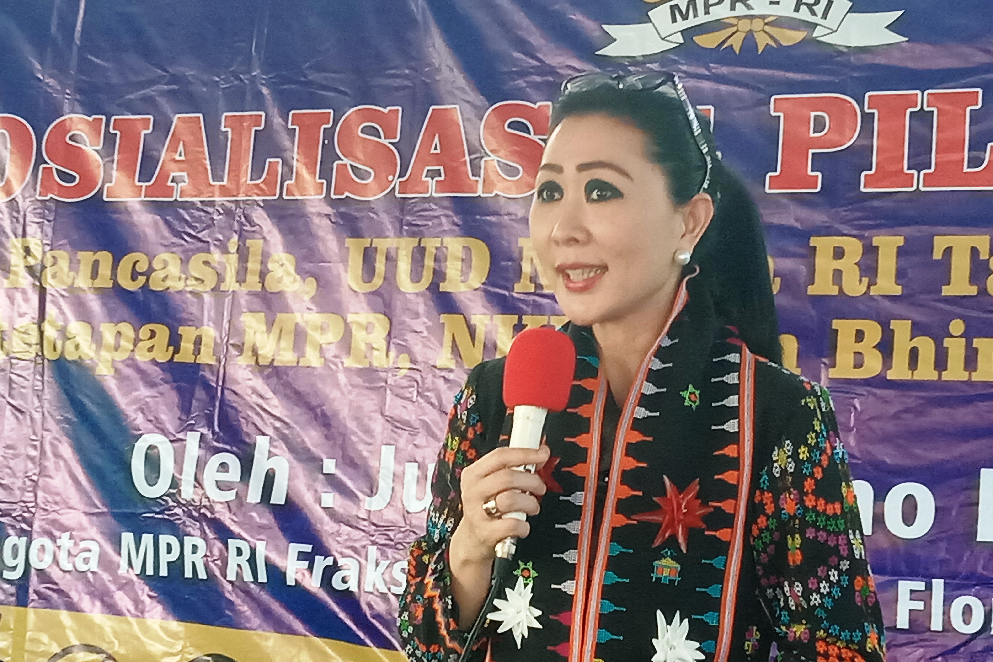 Anggota Komisi IV DPR RI Julie Sutrisno Laiskodat saat sosialisasi 4 pilar kebangsaan di Manggarai Barat, NTT.