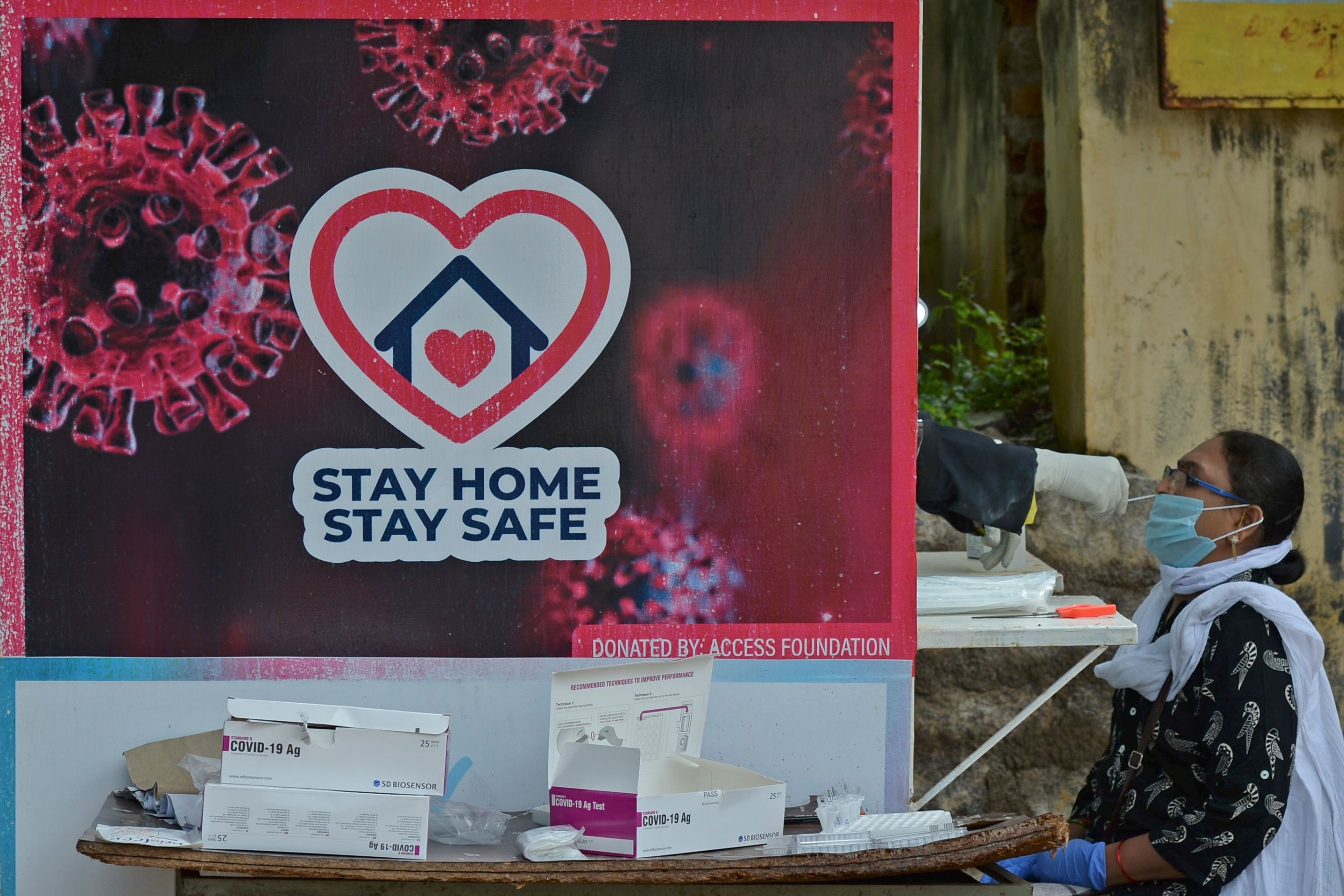 Seorang warga di Hyderabad, India, melakukan tes swab untuk mendeteksi covid-19.