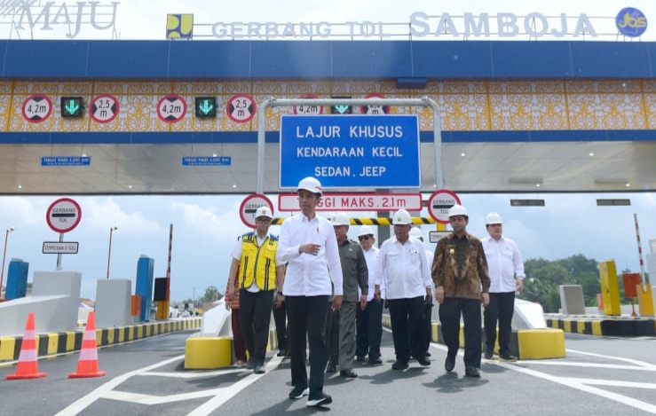 Presiden Joko Widodo saat meresmikan jalan tol penghuung Balikpapan-Samarinda, Kalimantan Timur, 20 Desember 2019