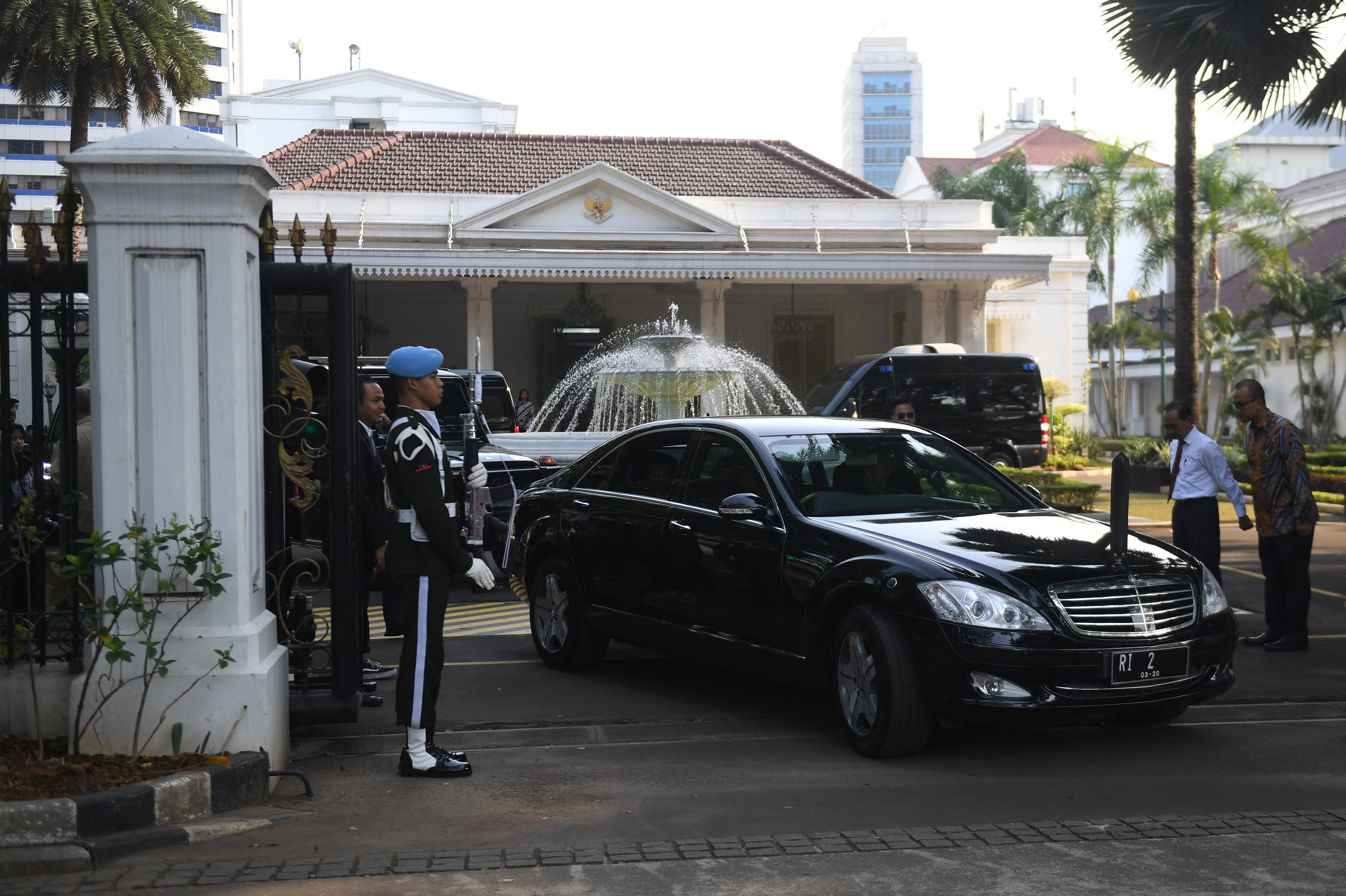 Ilustrasi--Mobil Wakil Presiden yang menggunakan plat nomor RI-2