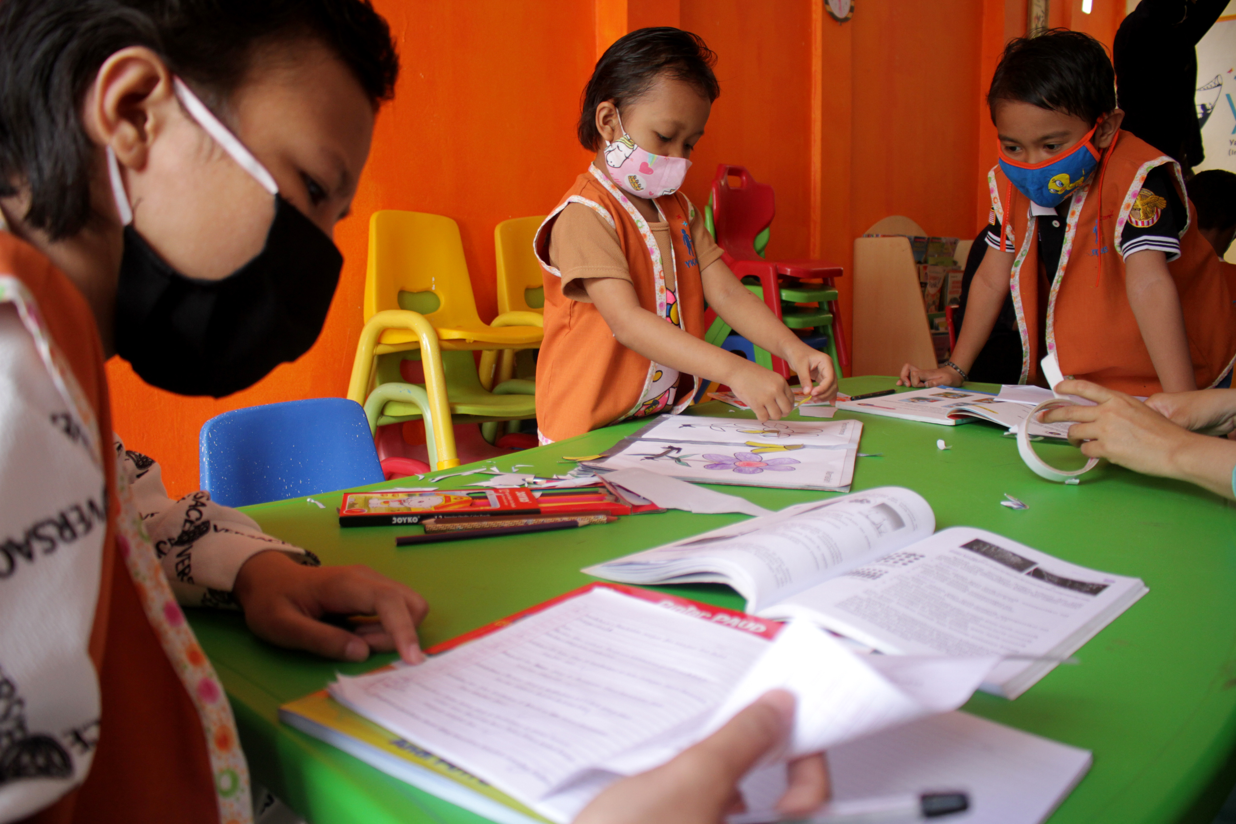 Sejumlah anak pengidap kanker belajar di rumah singgah Yayasan Kasih Anak Kanker Indonesia (YKAKI) di Makassar, Sulawesi Selatan, Rabu (13/5