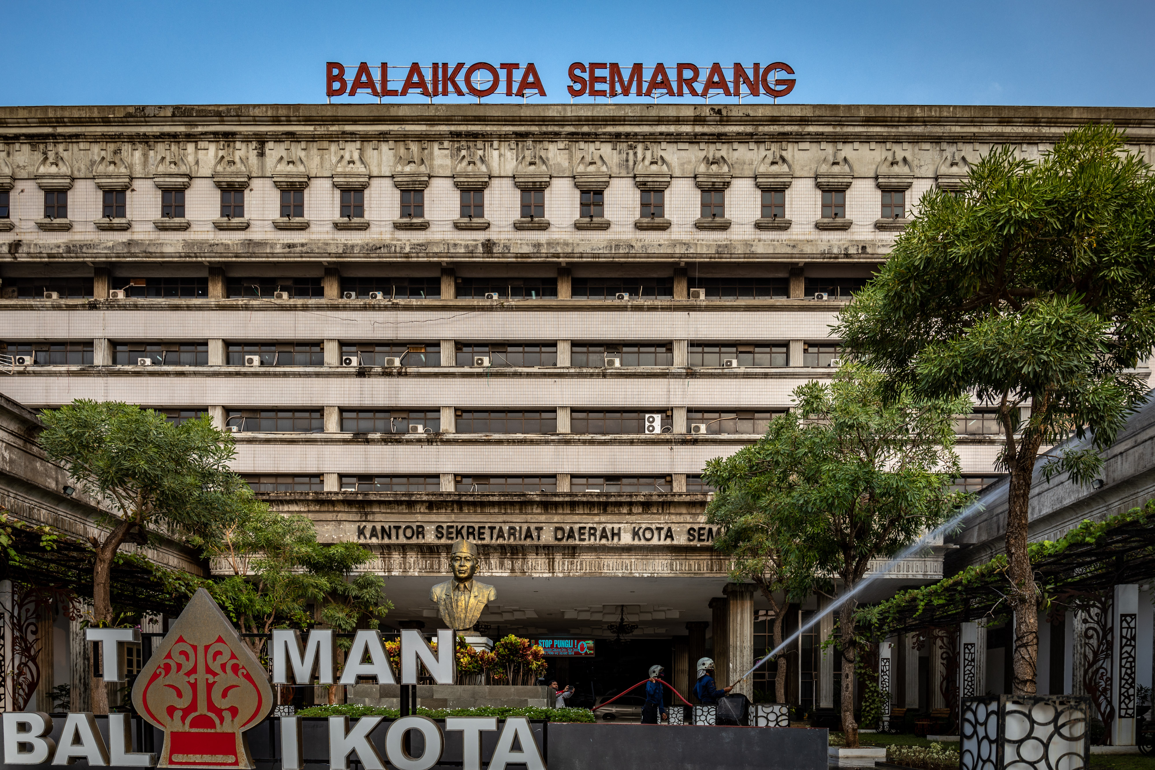  Petugas pemadam kebakaran menyemprotkan cairan disinfektan ke sejumlah gedung di kompleks Balai Kota Semarang, Jateng, Kamis (11/6/2020)