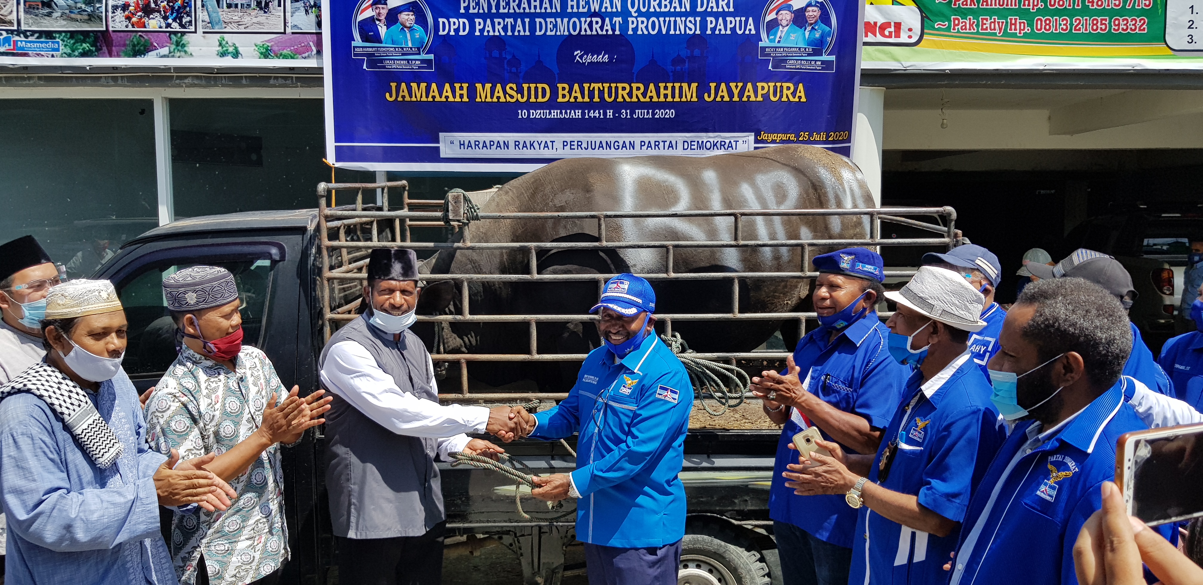 Plh Ketua Partai Demokrat Papua Ricky Ham Pagawak menyerahkan hewan kurban sapi kepada pengurus Masjid Raya Jayapura, Abdul Kahar Yelipelle.